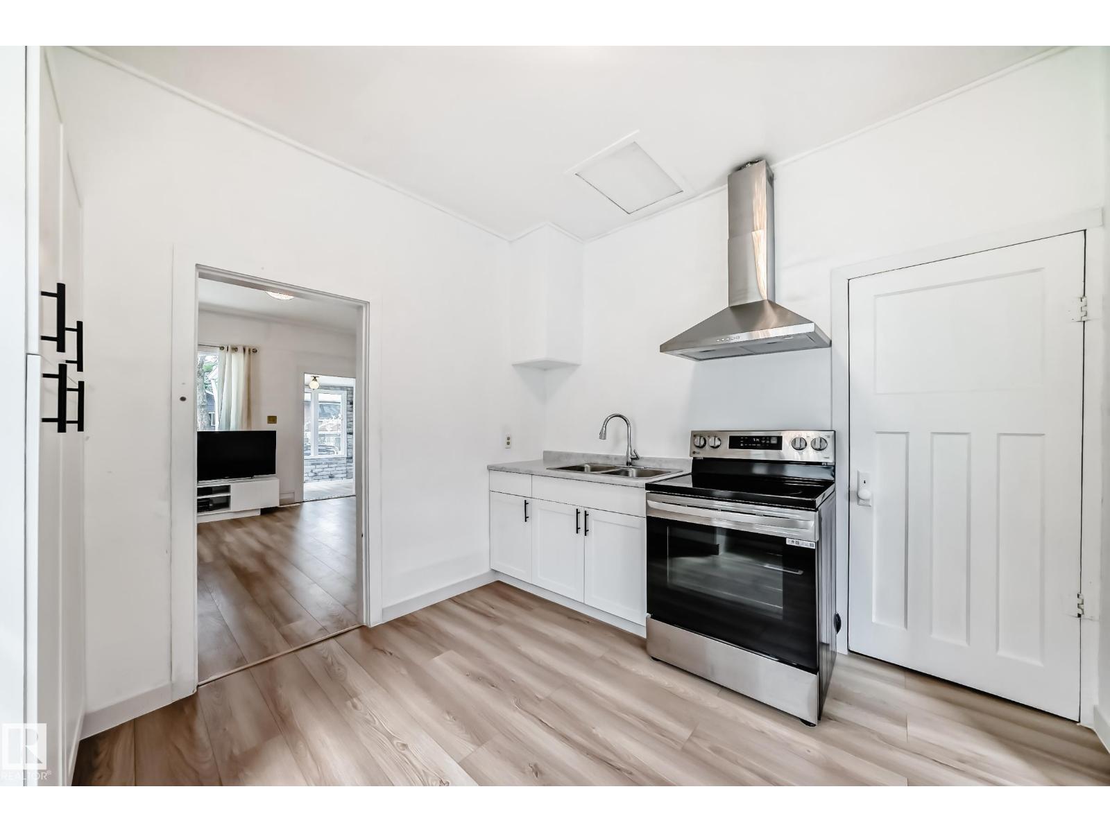 Photo 14 of 11331 92 St Nw, Edmonton AB