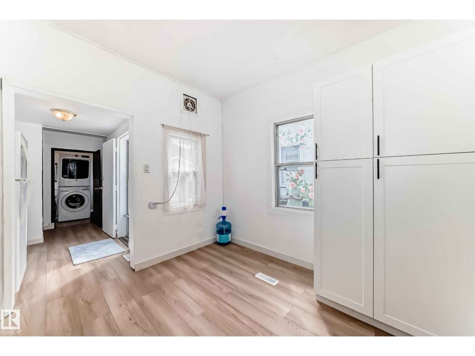 Photo 17 of 11331 92 St Nw, Edmonton AB