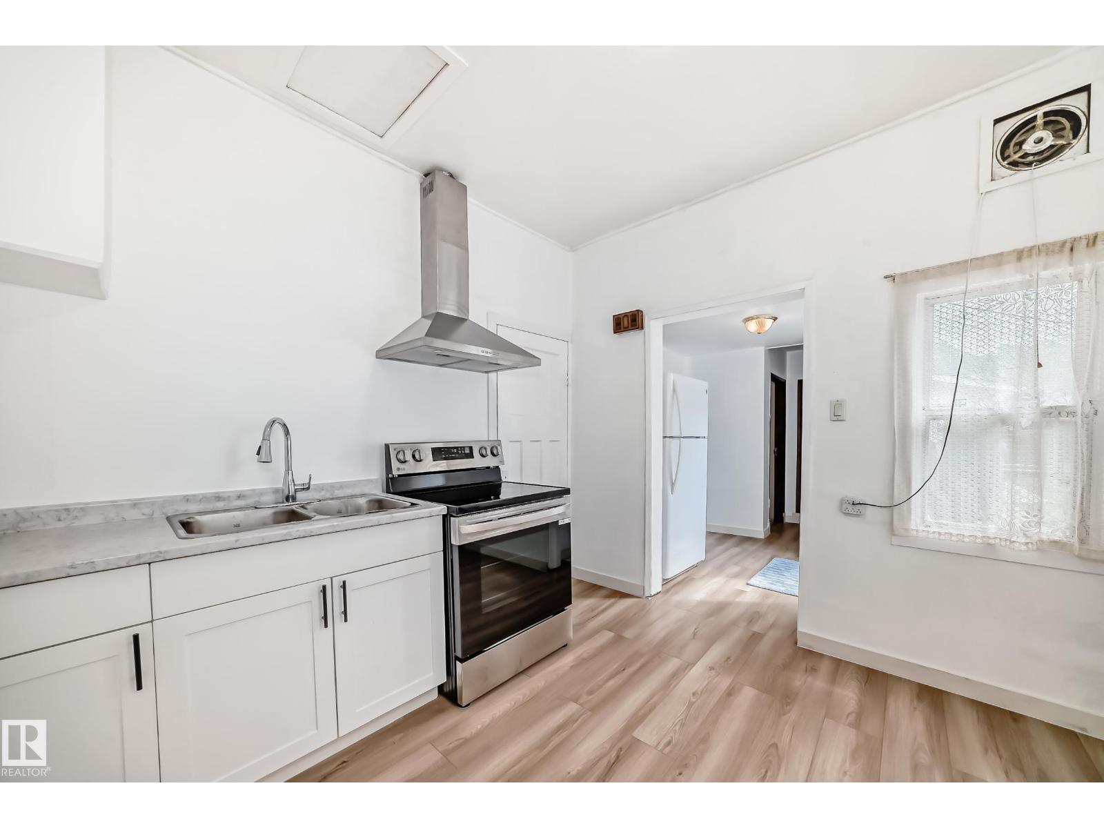 Photo 15 of 11331 92 St Nw, Edmonton AB