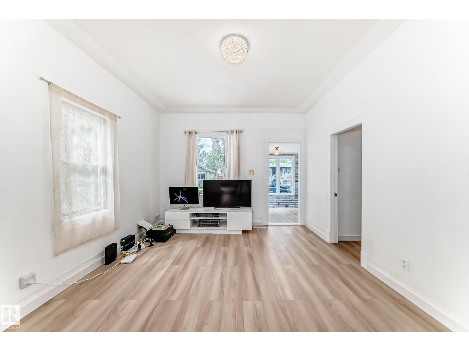 Photo 6 of 11331 92 St Nw, Edmonton AB
