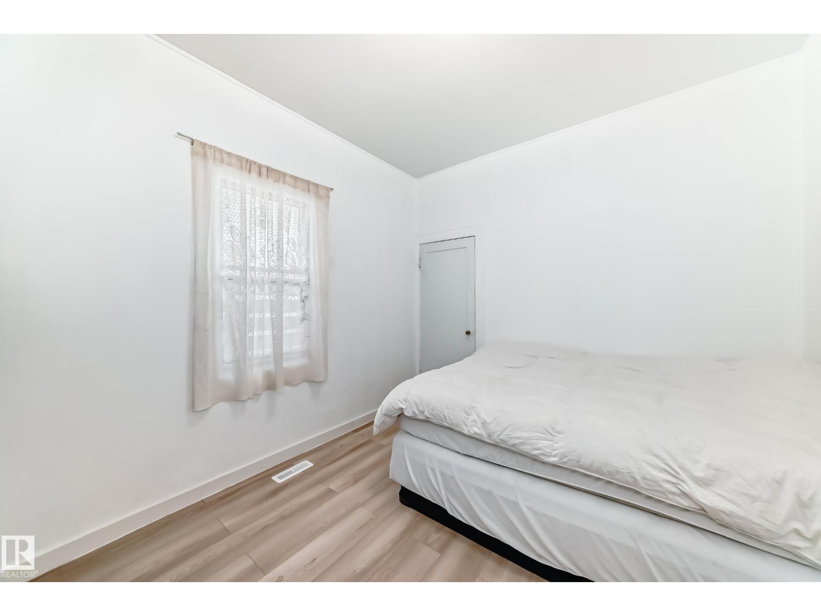 Photo 19 of 11331 92 St Nw, Edmonton AB