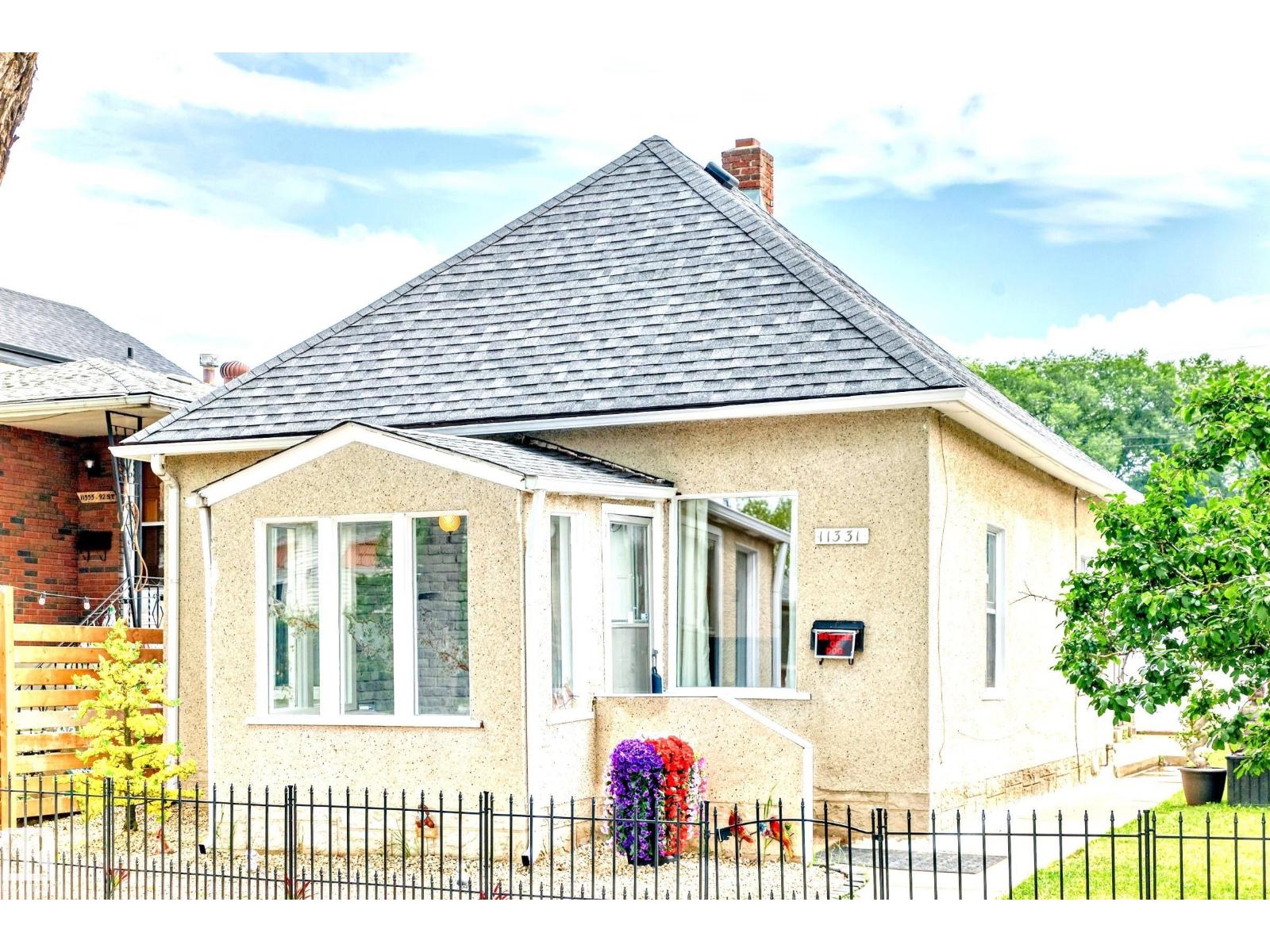 Photo 2 of 11331 92 St Nw, Edmonton AB