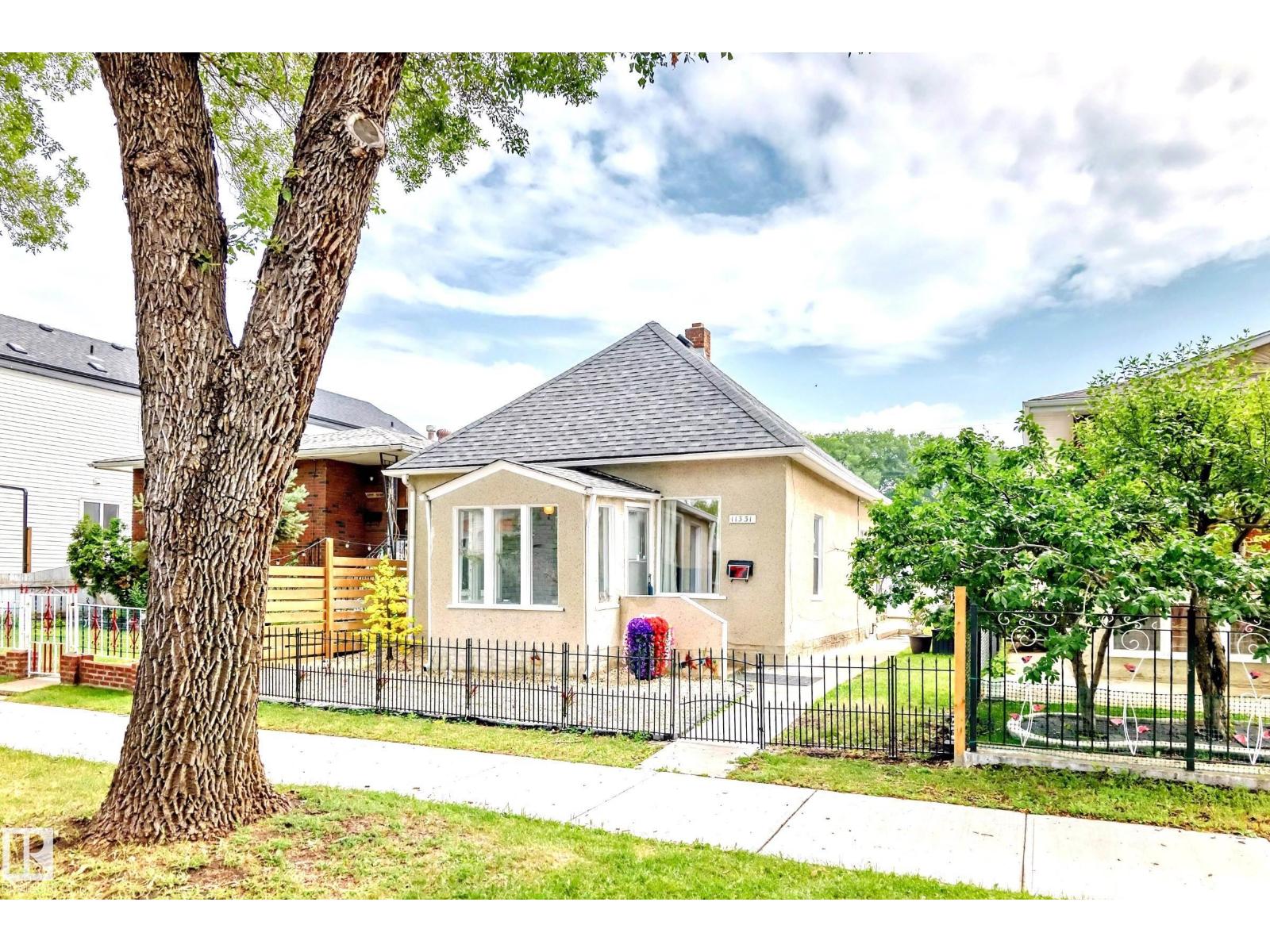 Photo 11 of 11331 92 St Nw, Edmonton AB