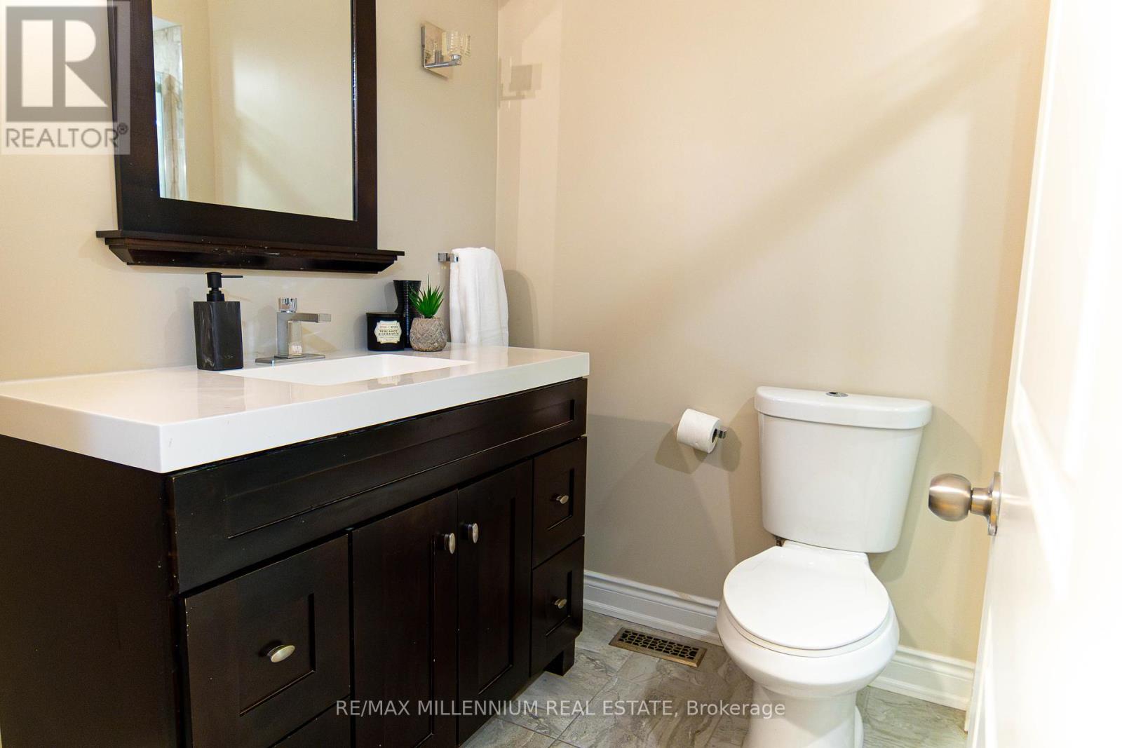 Photo 17 of 62 Cumberland Lane, Ajax ON