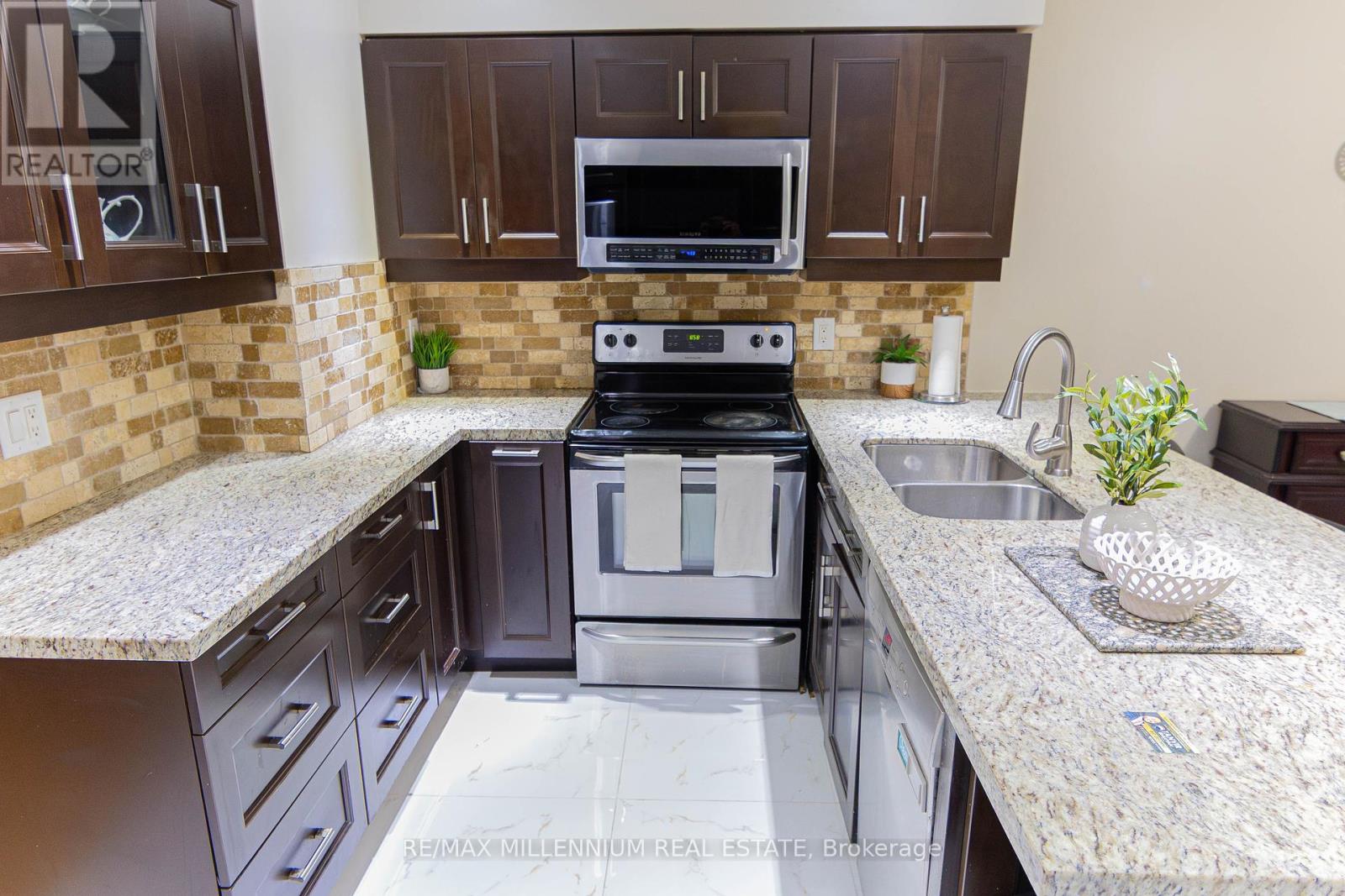 Photo 13 of 62 Cumberland Lane, Ajax ON
