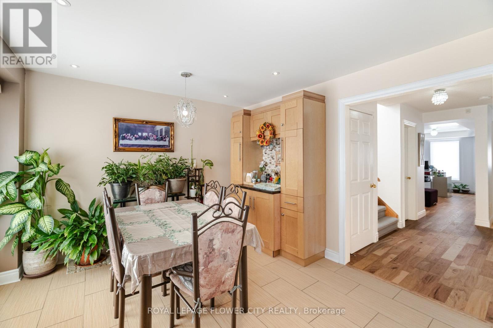 Photo 10 of 3040 Bentley Drive, Mississauga ON