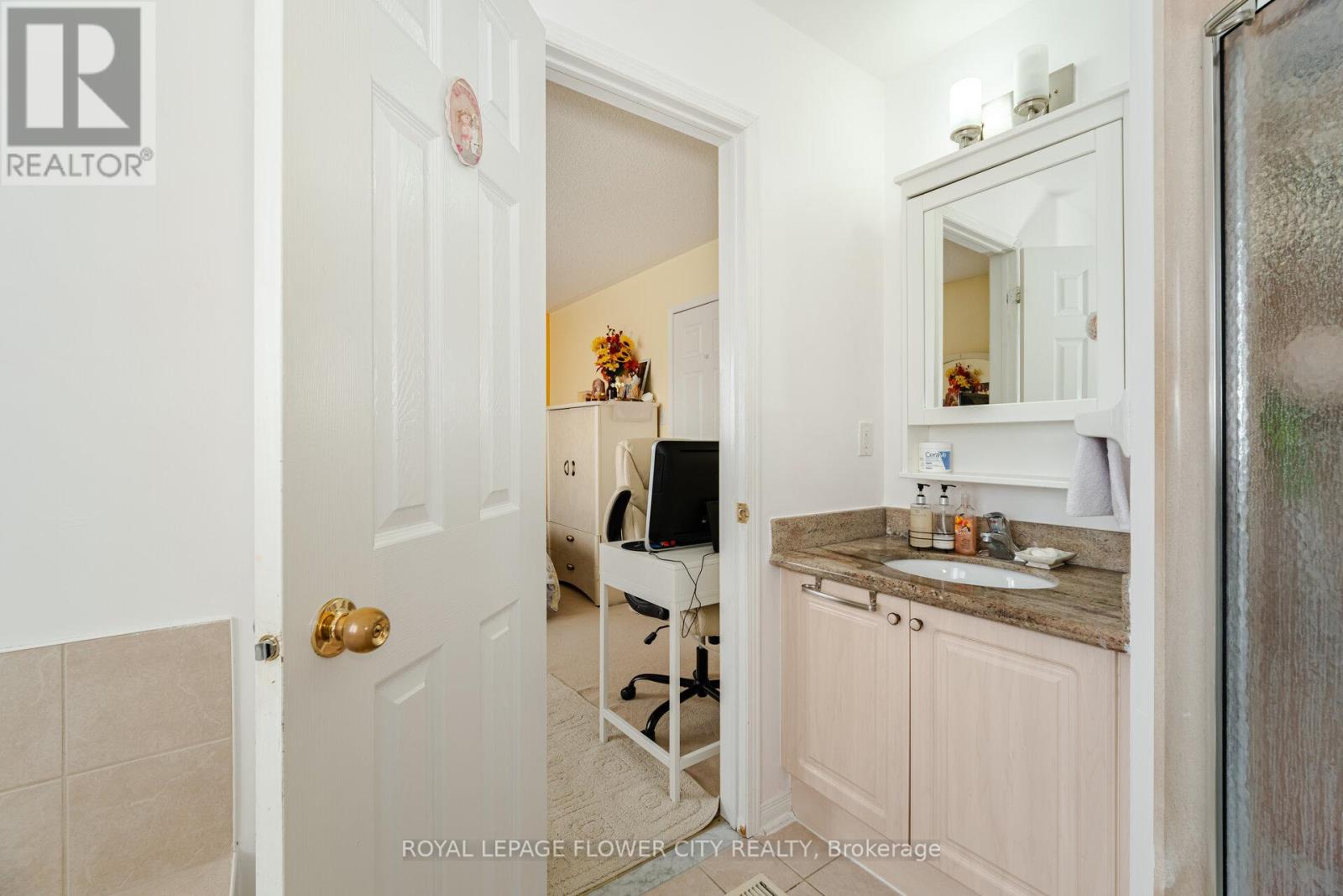Photo 23 of 3040 Bentley Drive, Mississauga ON