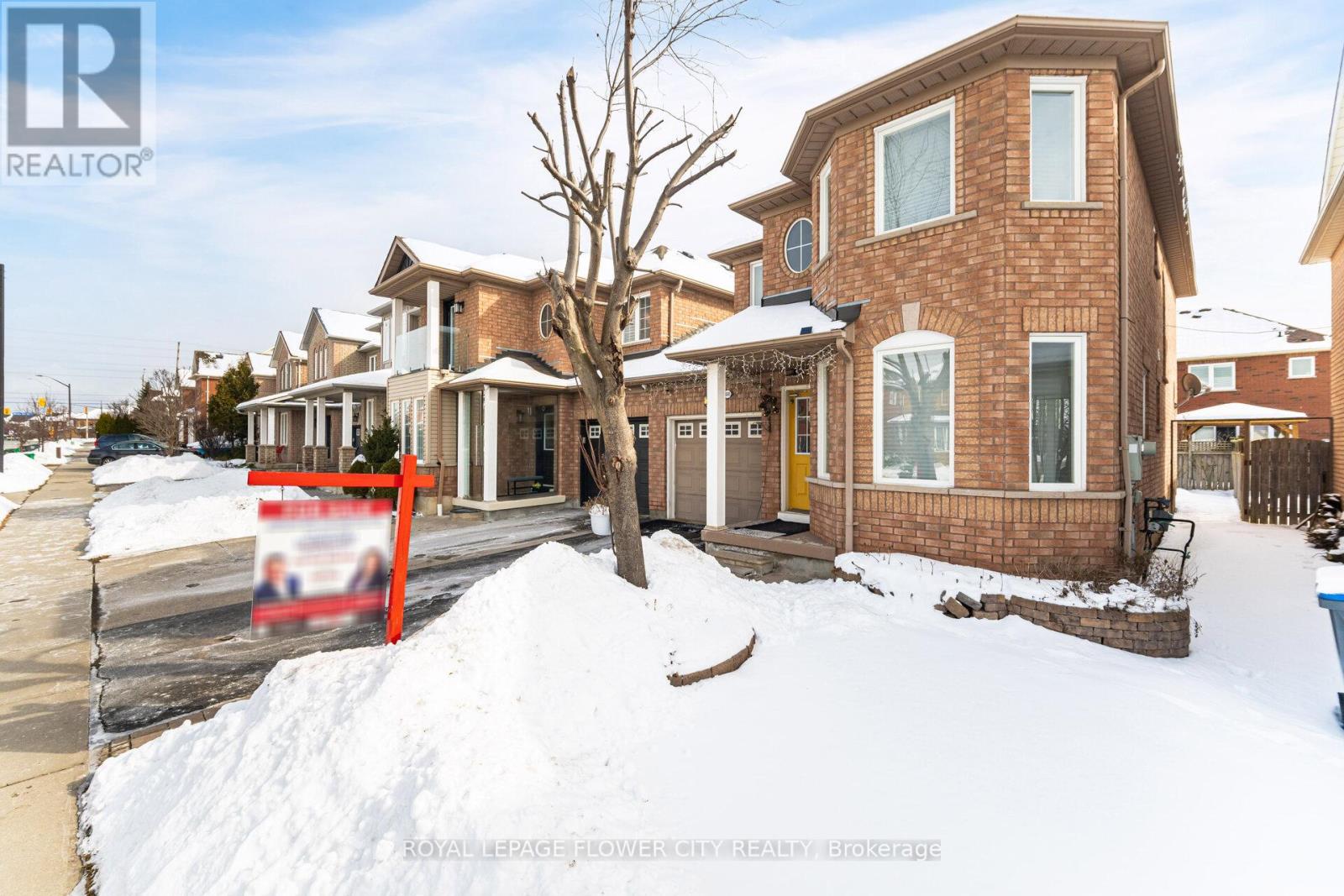 Photo 3 of 3040 Bentley Drive, Mississauga ON