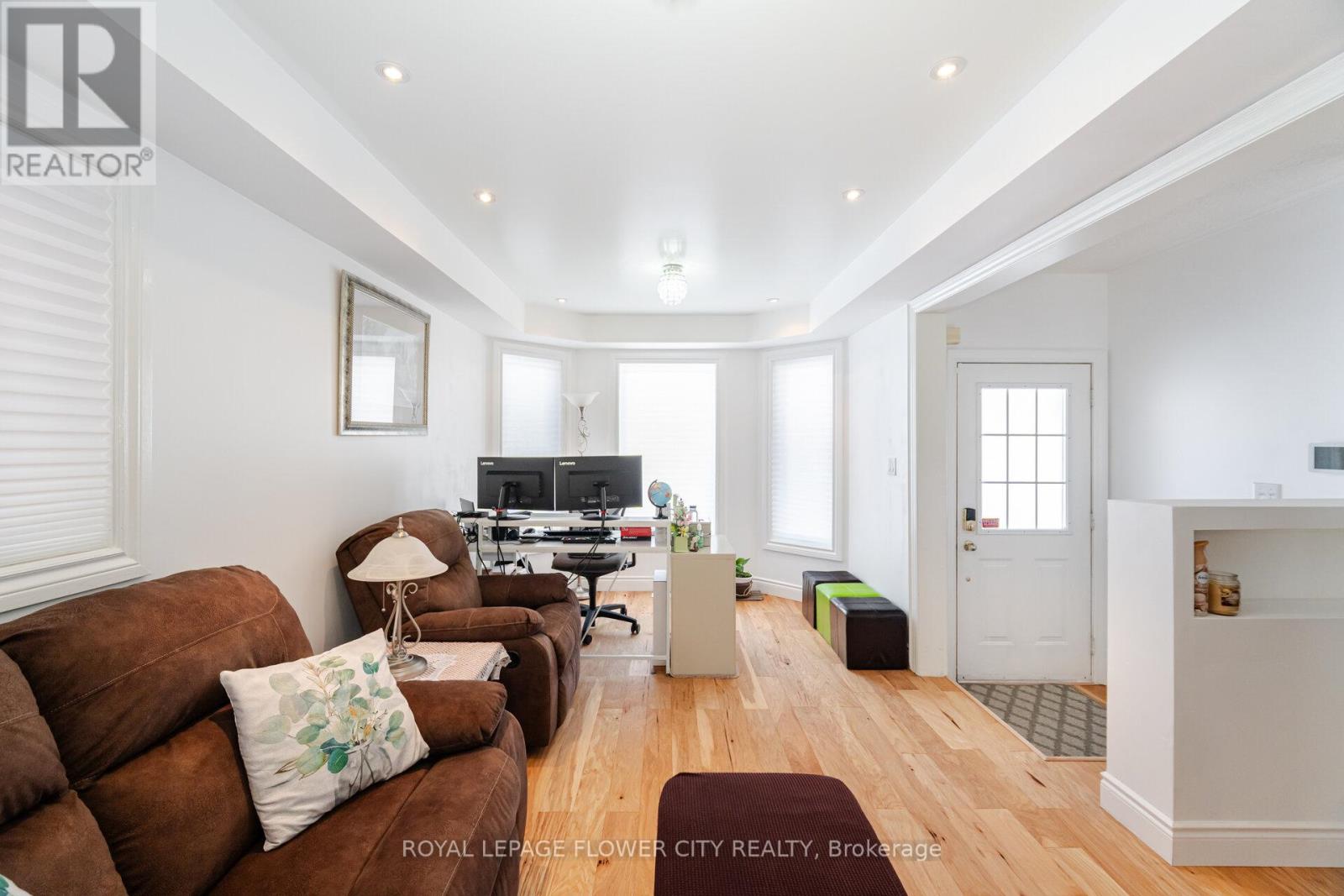 Photo 8 of 3040 Bentley Drive, Mississauga ON