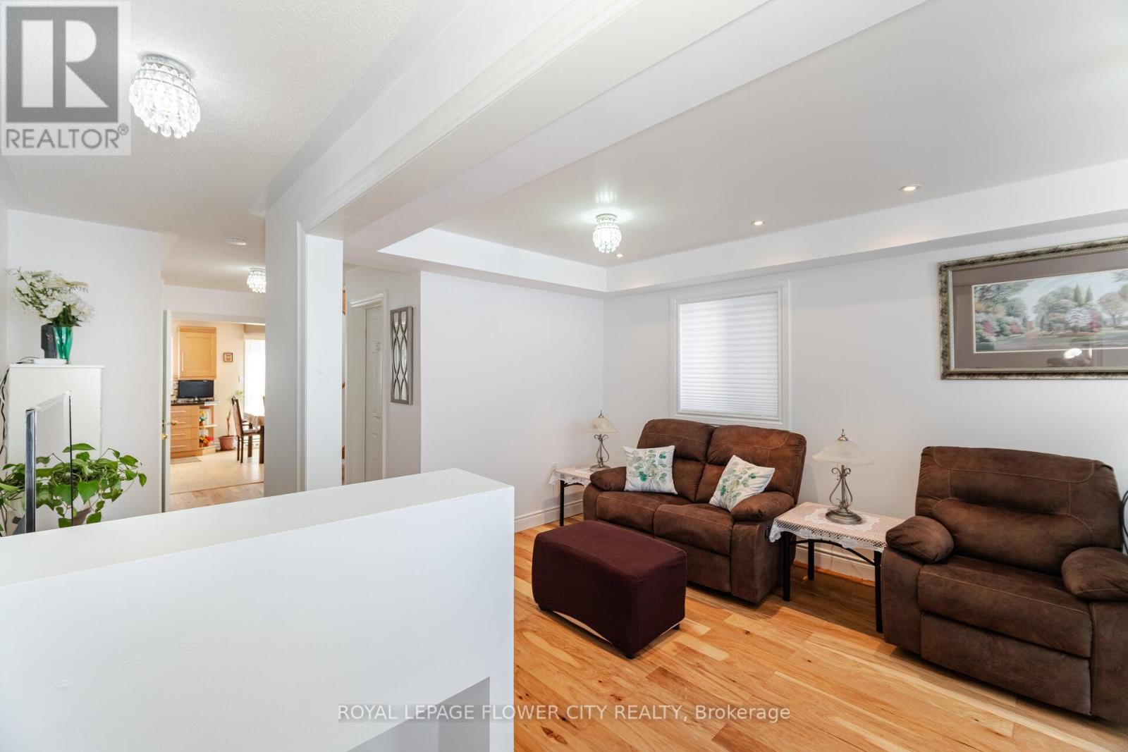 Photo 6 of 3040 Bentley Drive, Mississauga ON