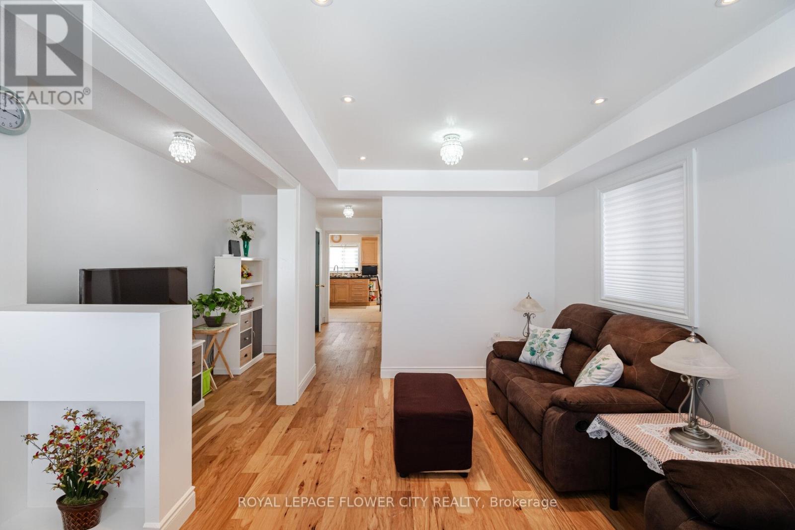 Photo 9 of 3040 Bentley Drive, Mississauga ON