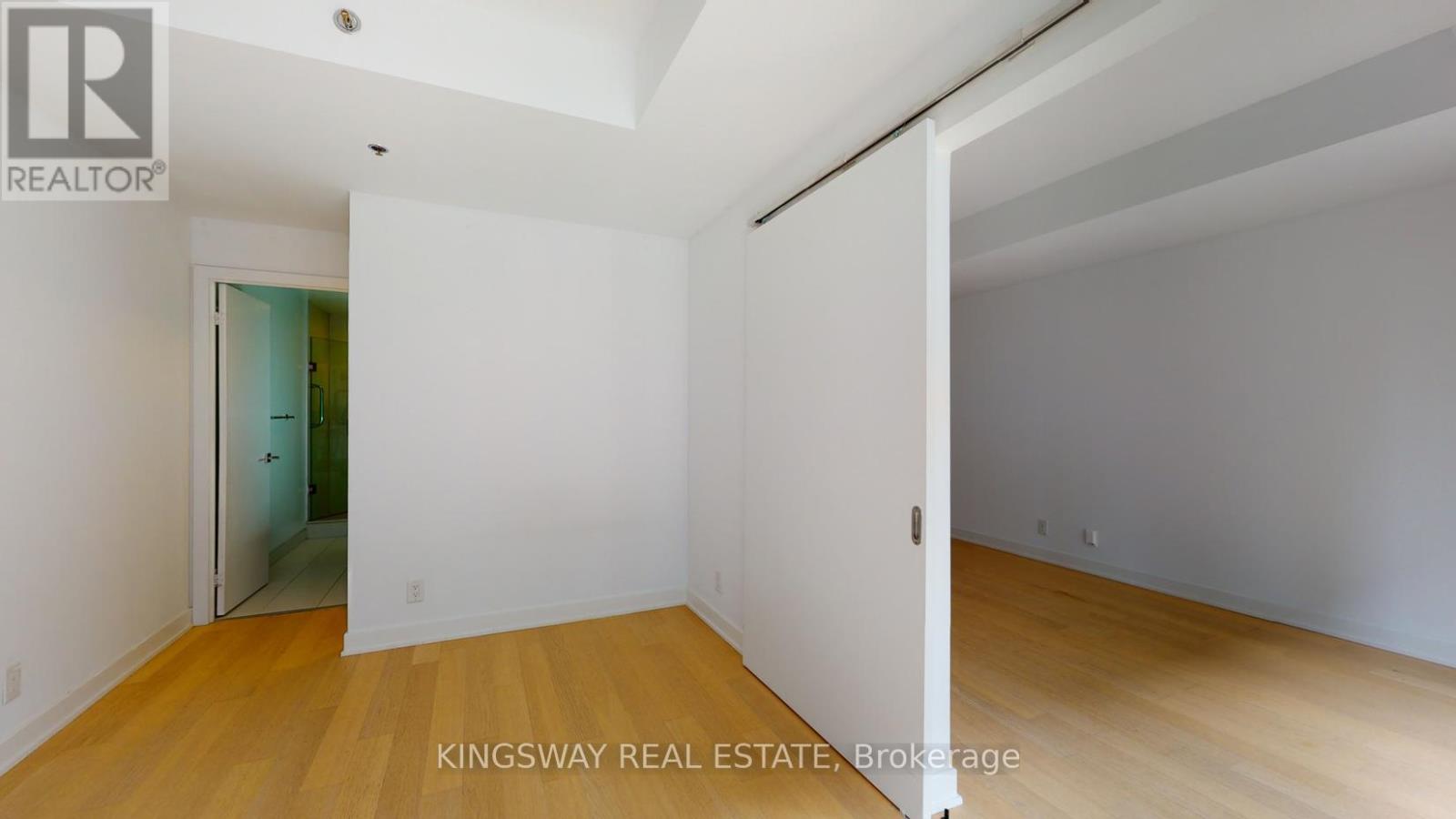 Photo 15 of 307 15 Beverley Street, Toronto ON