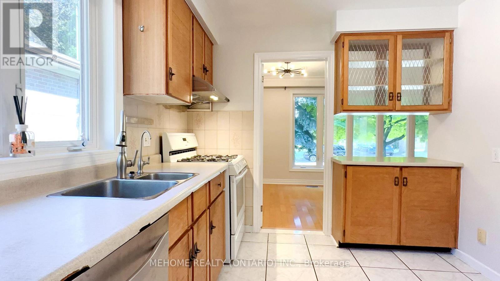 Photo 10 of 493 Lynett Crescent, Richmond Hill ON