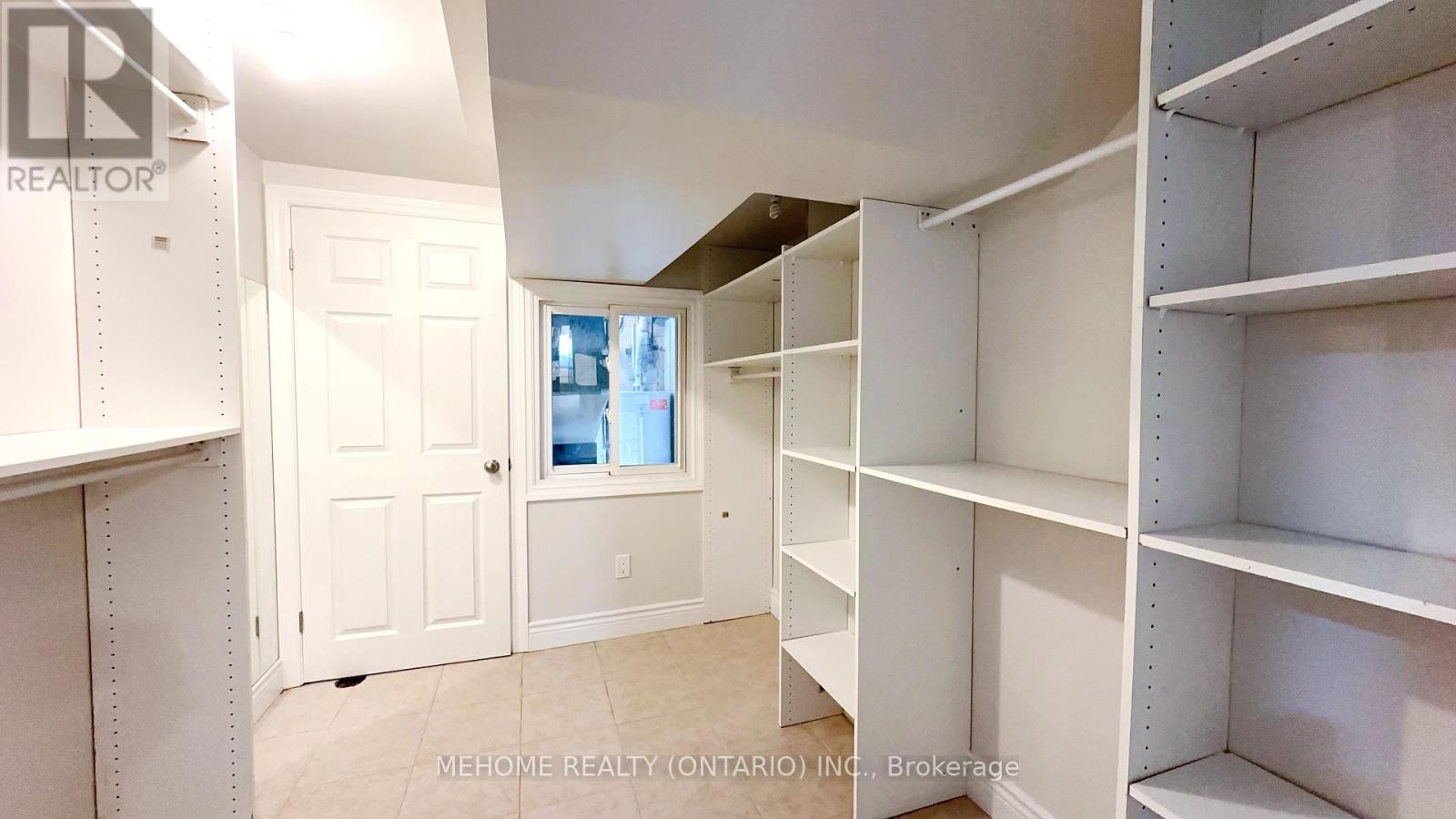 Photo 11 of 493 Lynett Crescent, Richmond Hill ON
