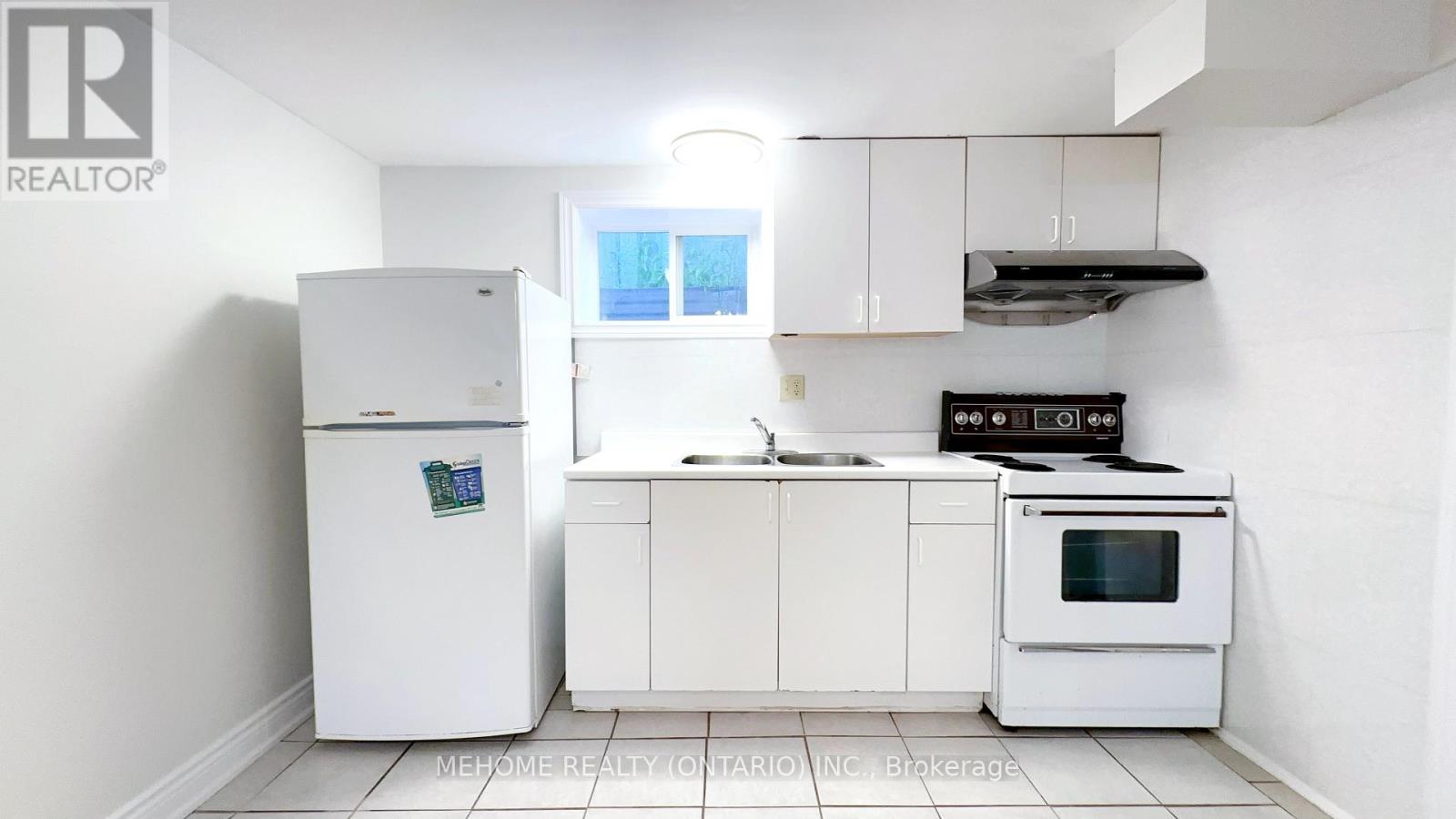 Photo 9 of 493 Lynett Crescent, Richmond Hill ON