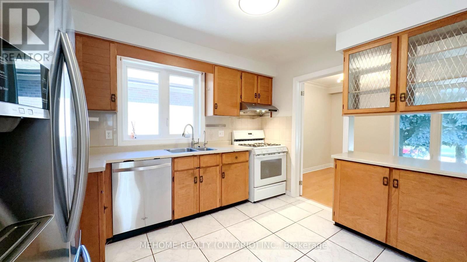 Photo 12 of 493 Lynett Crescent, Richmond Hill ON