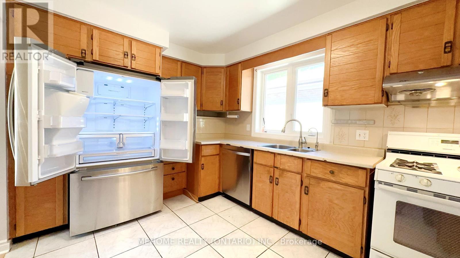 Photo 34 of 493 Lynett Crescent, Richmond Hill ON