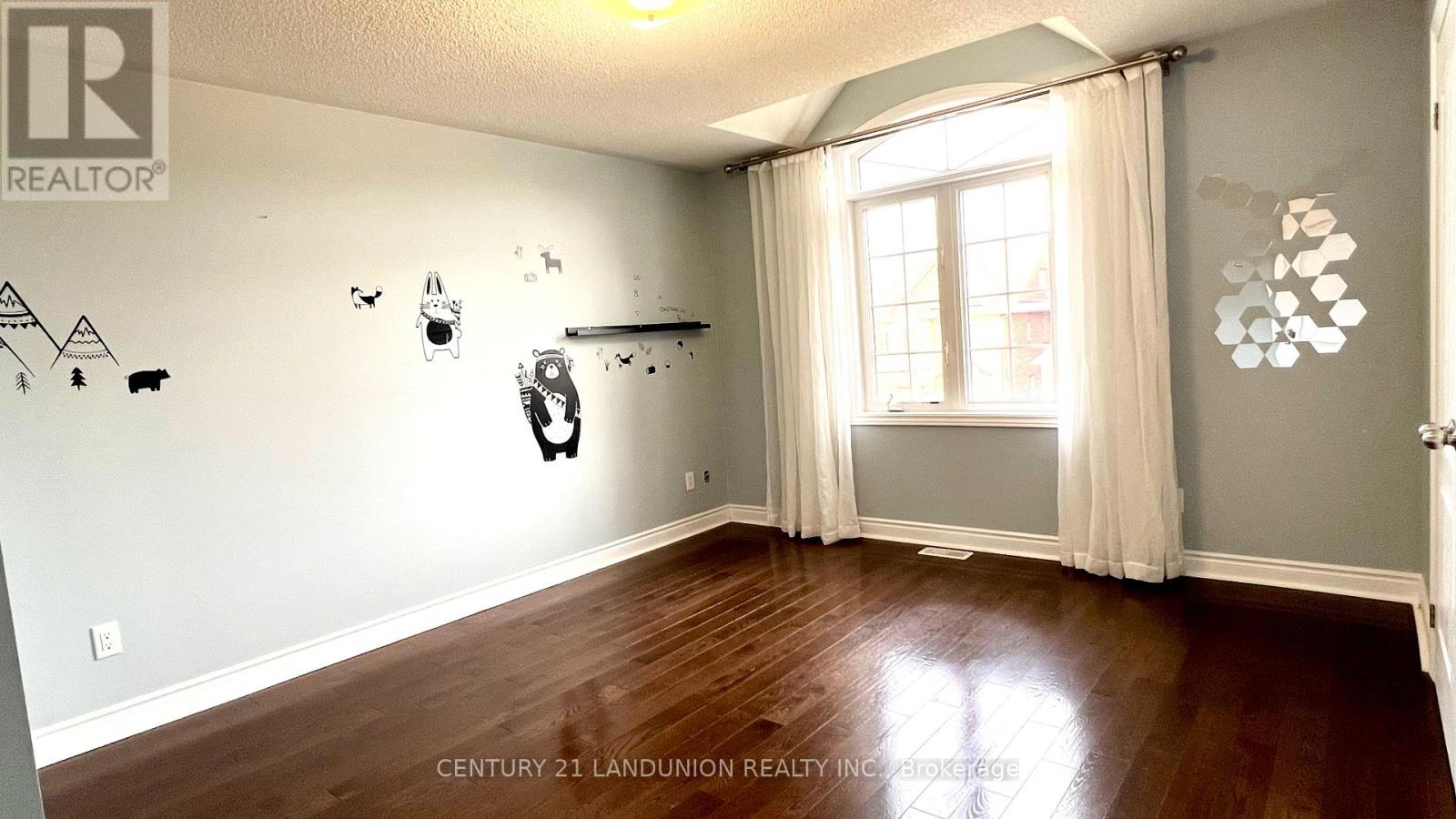 Photo 17 of 1001 Poppy Lane, Newmarket ON
