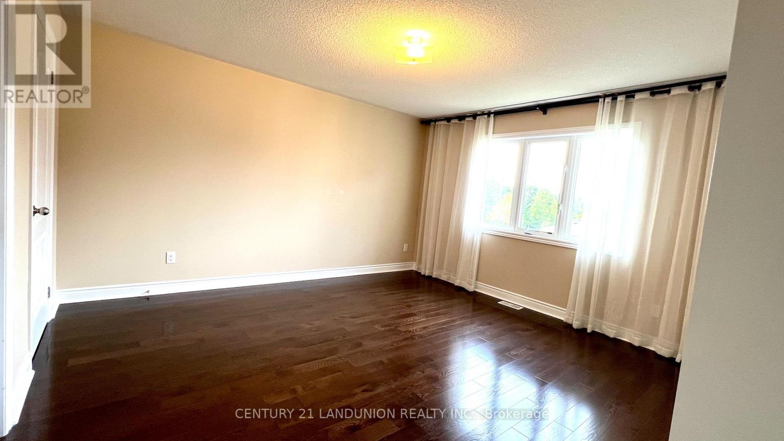 Photo 13 of 1001 Poppy Lane, Newmarket ON