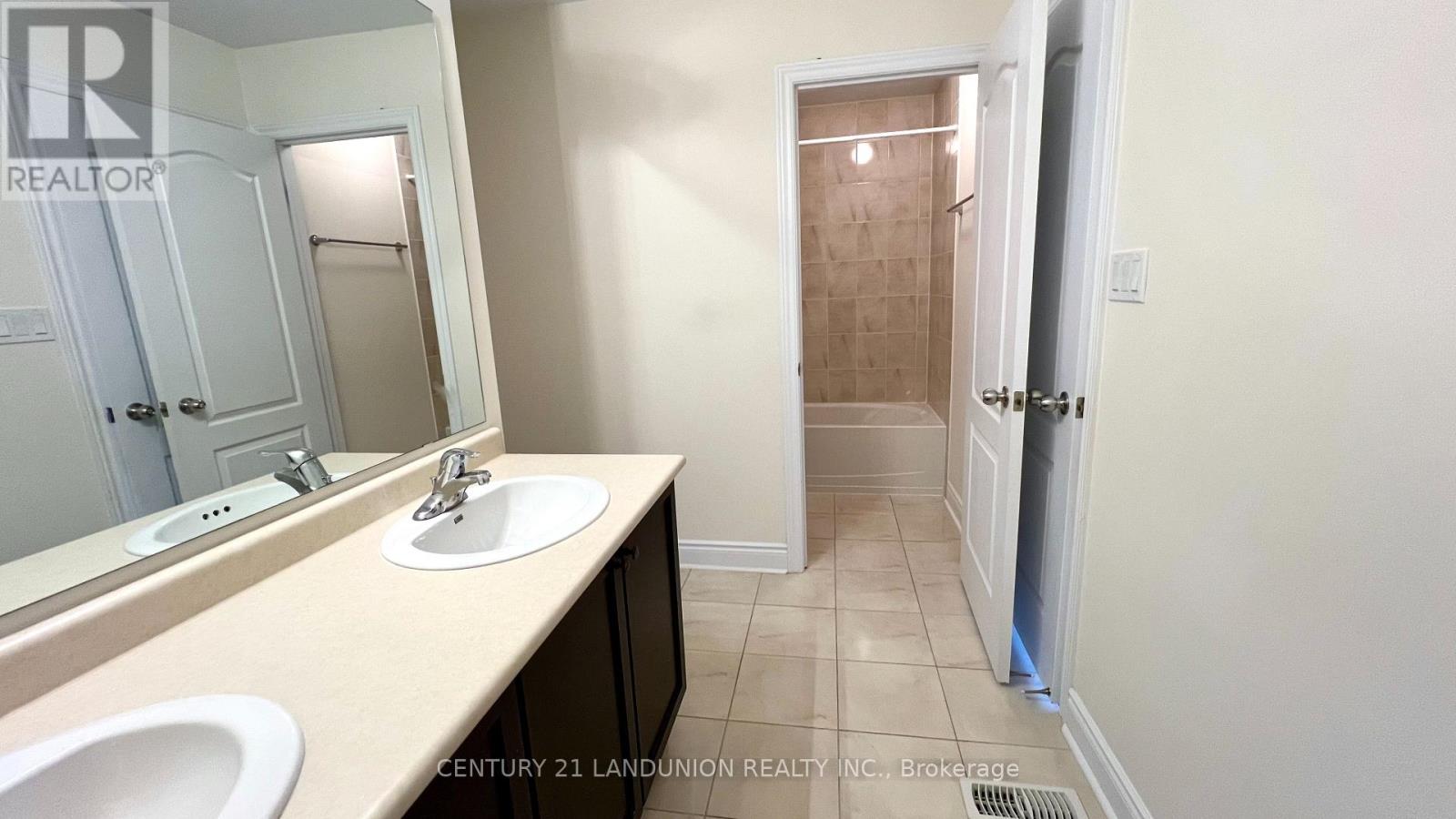 Photo 16 of 1001 Poppy Lane, Newmarket ON