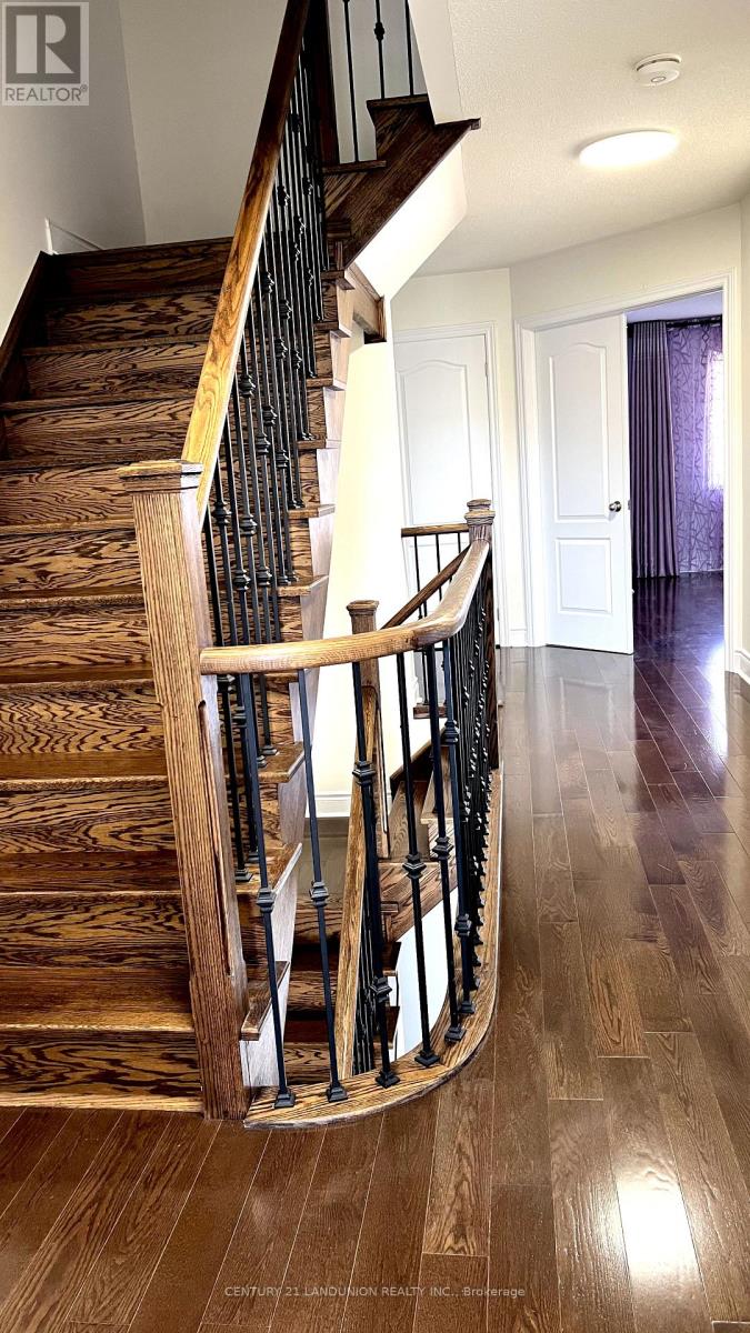 Photo 5 of 1001 Poppy Lane, Newmarket ON