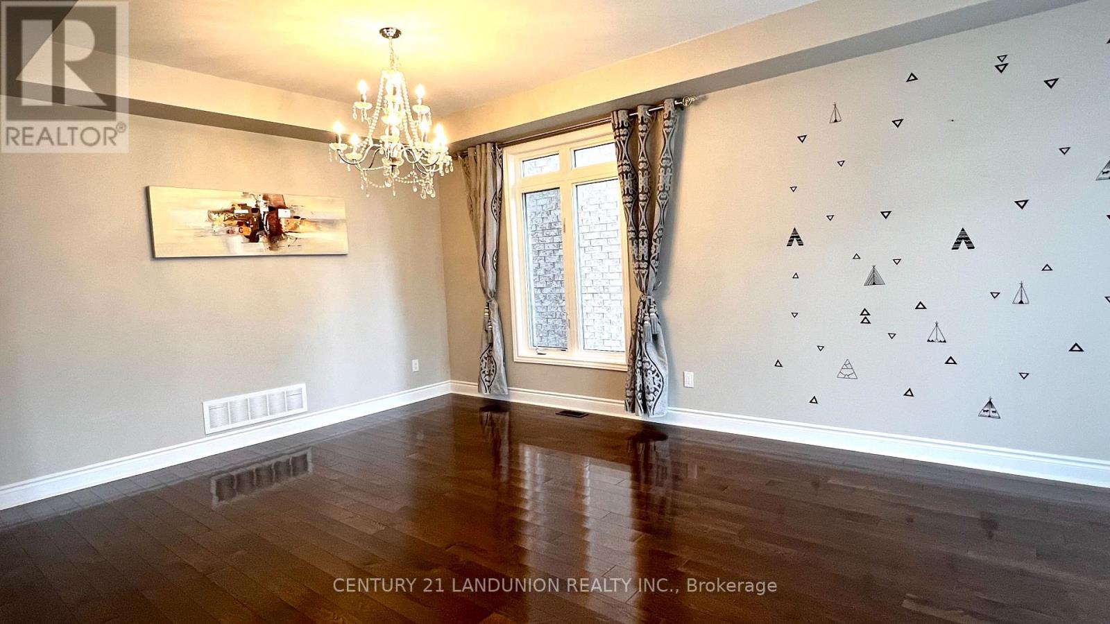 Photo 23 of 1001 Poppy Lane, Newmarket ON
