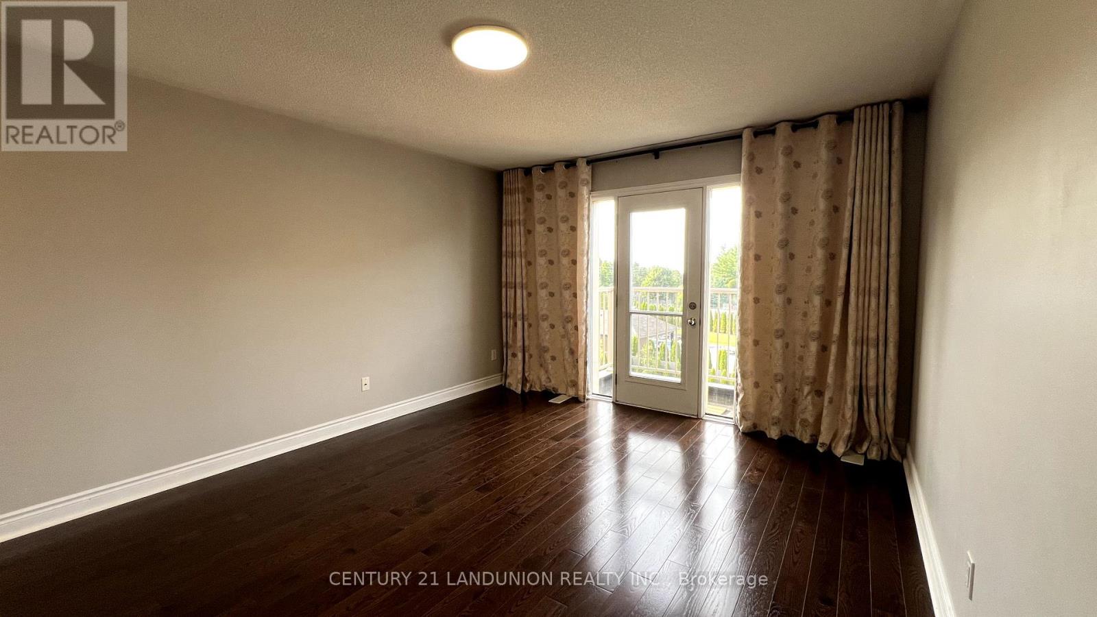 Photo 4 of 1001 Poppy Lane, Newmarket ON