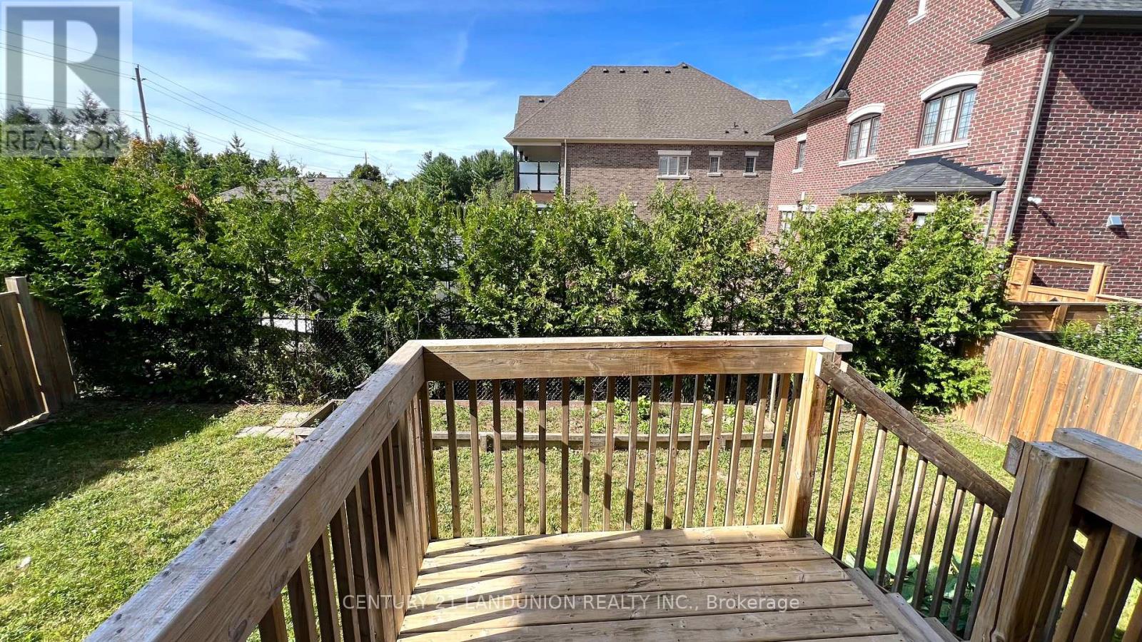 Photo 11 of 1001 Poppy Lane, Newmarket ON