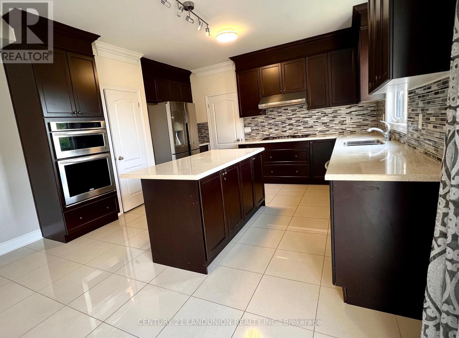 Photo 24 of 1001 Poppy Lane, Newmarket ON