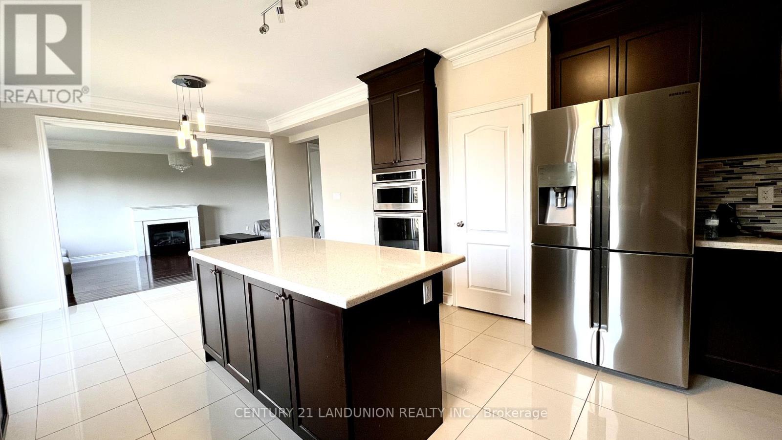 Photo 21 of 1001 Poppy Lane, Newmarket ON