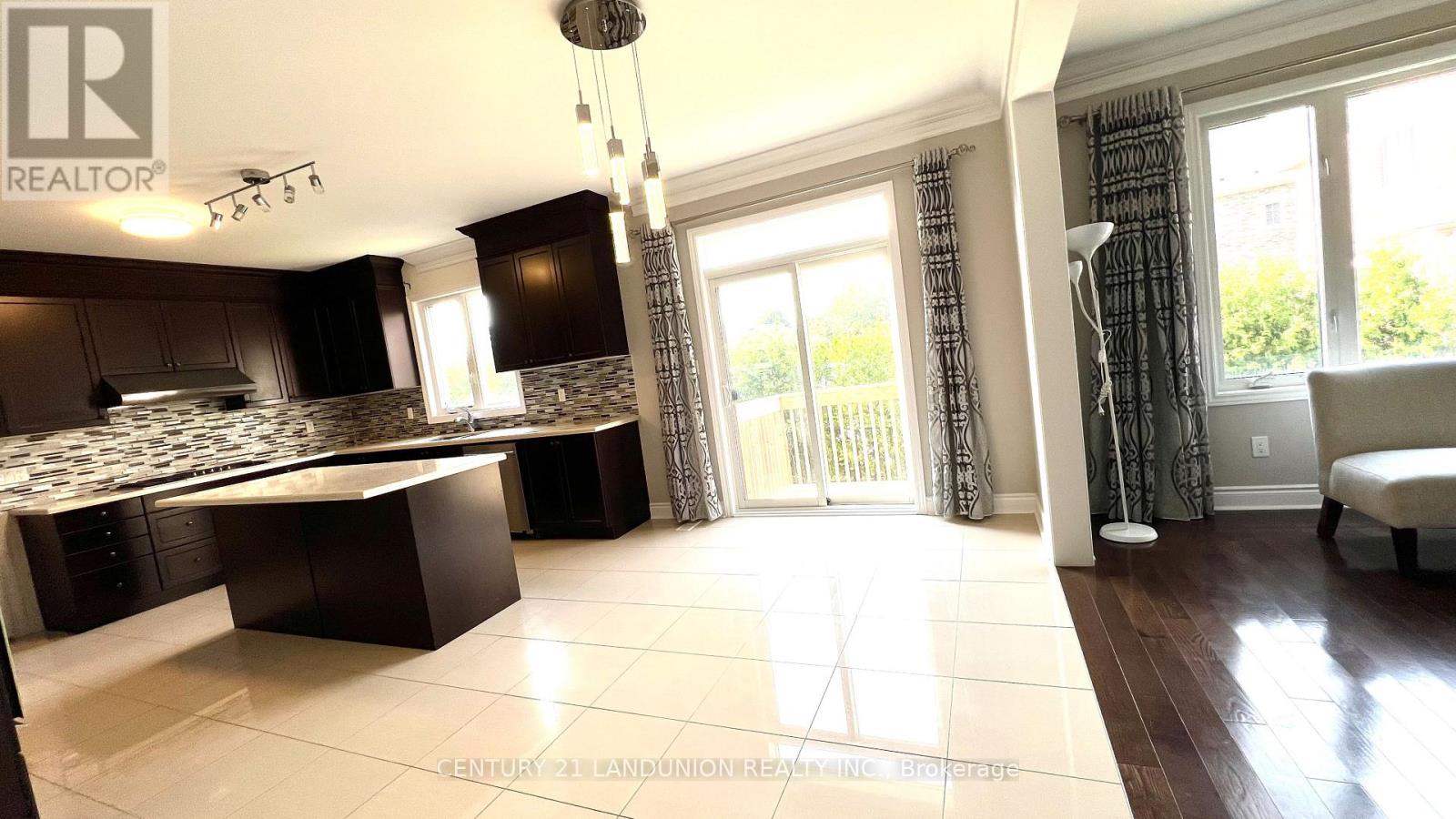 Photo 2 of 1001 Poppy Lane, Newmarket ON