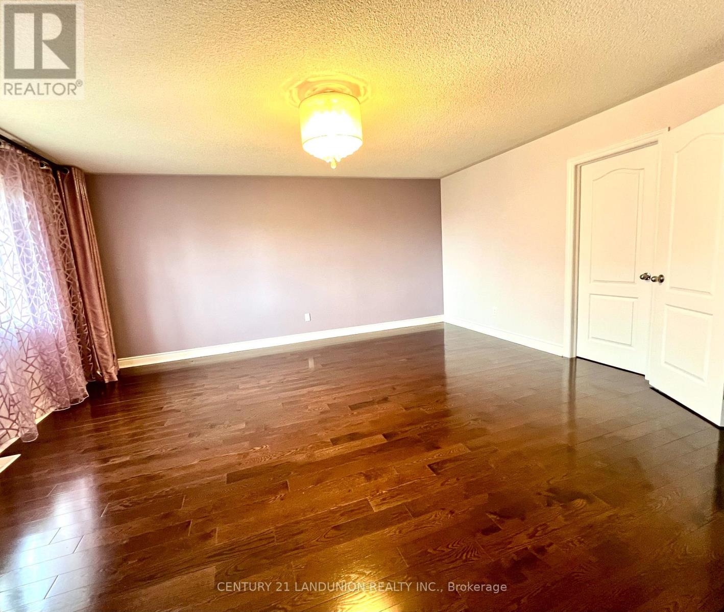 Photo 18 of 1001 Poppy Lane, Newmarket ON