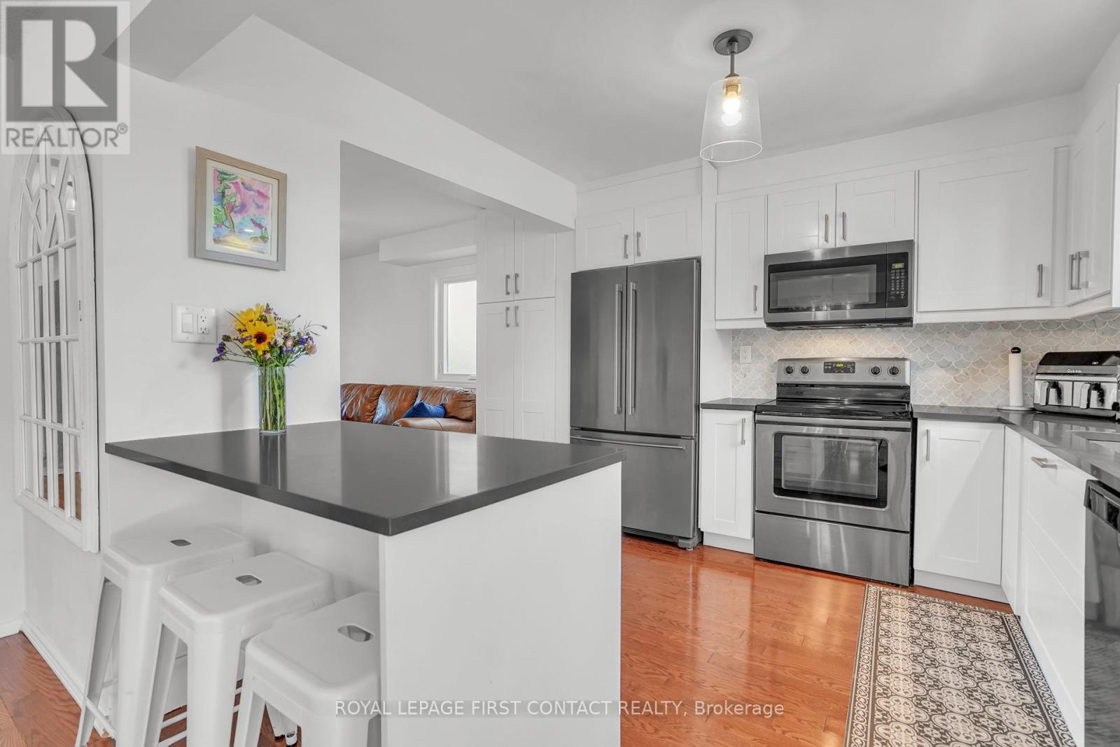 Photo 41 of 195 Billings Crescent, Newmarket ON