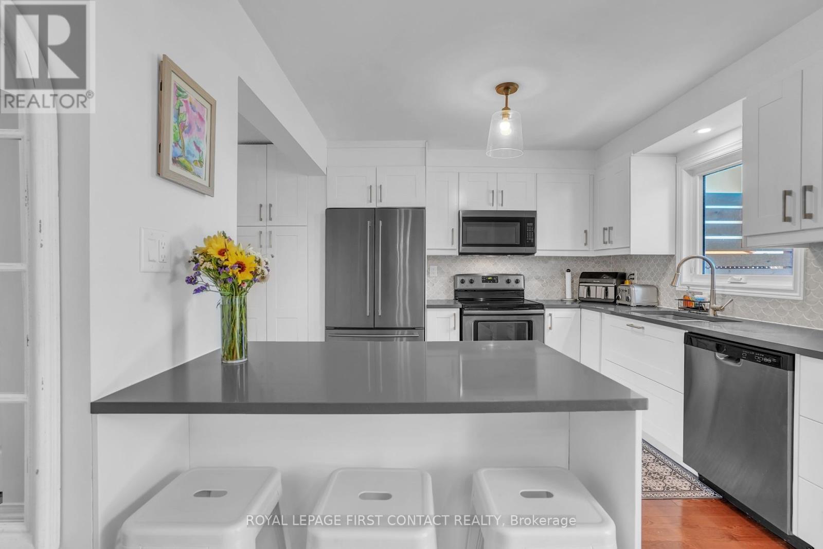 Photo 40 of 195 Billings Crescent, Newmarket ON