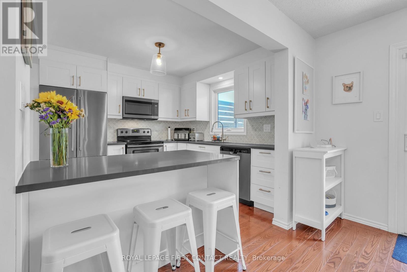 Photo 16 of 195 Billings Crescent, Newmarket ON