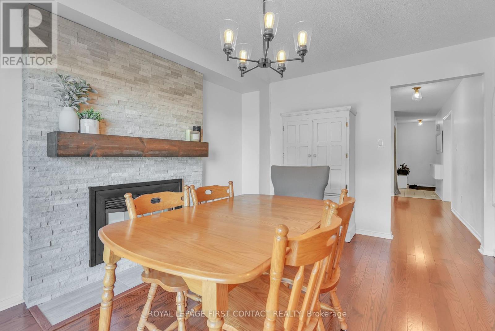 Photo 34 of 195 Billings Crescent, Newmarket ON