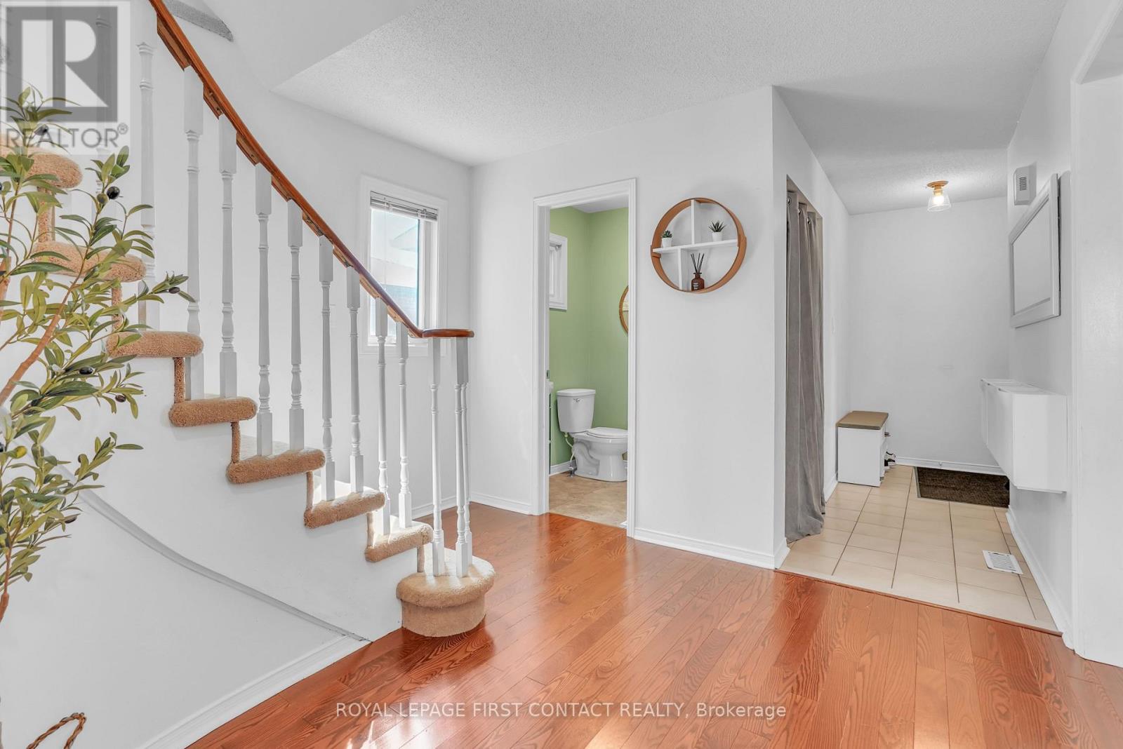 Photo 18 of 195 Billings Crescent, Newmarket ON