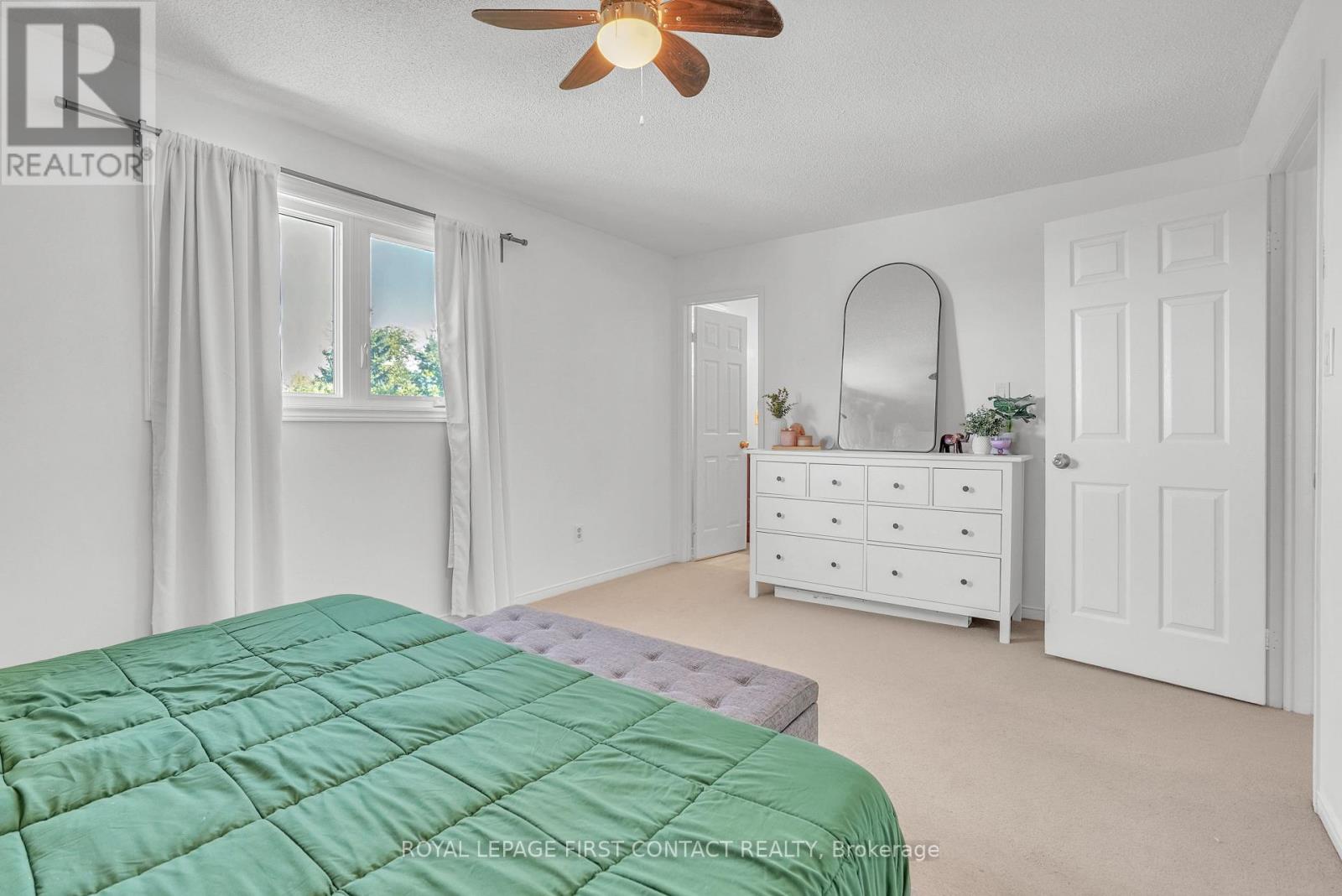 Photo 32 of 195 Billings Crescent, Newmarket ON