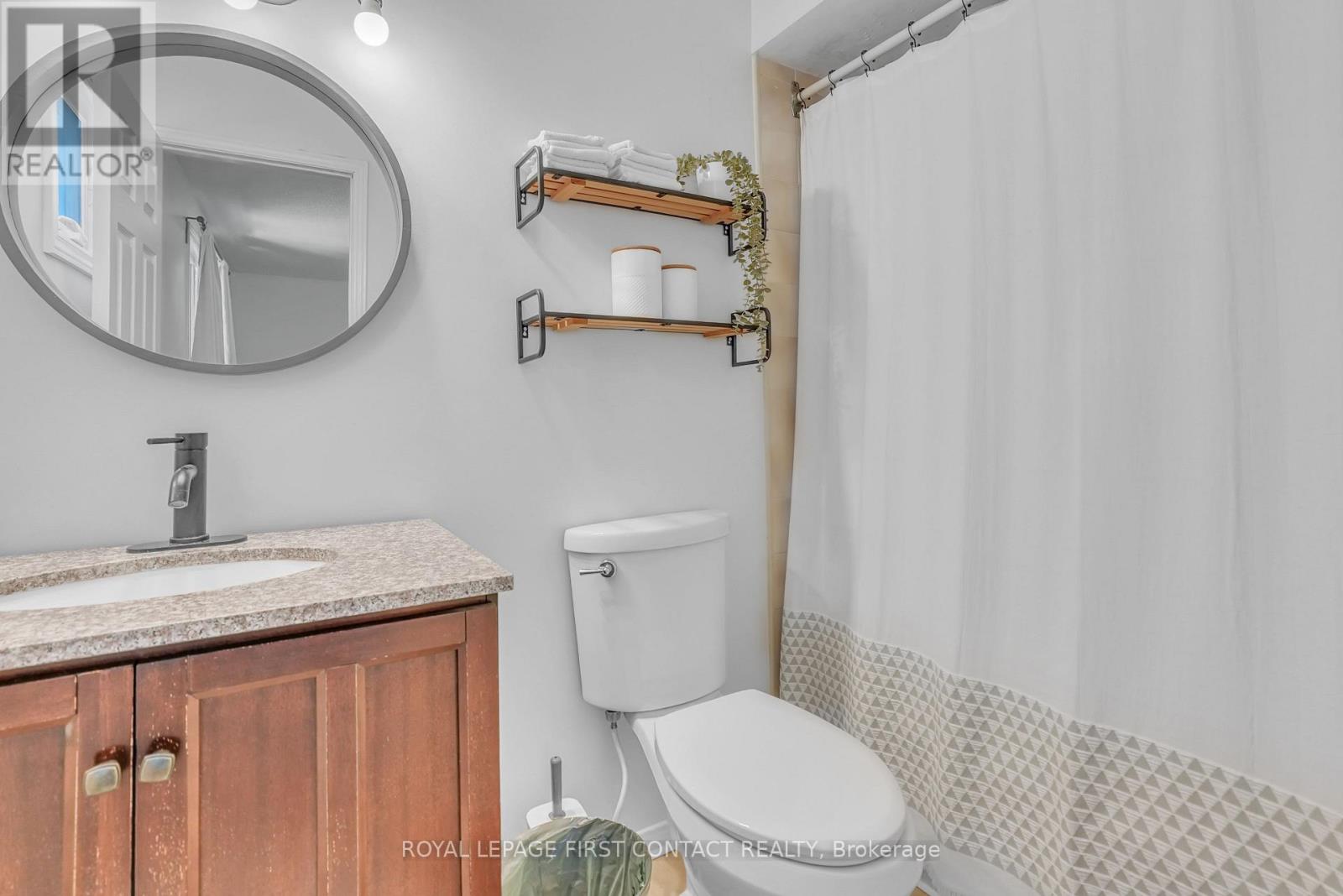 Photo 17 of 195 Billings Crescent, Newmarket ON