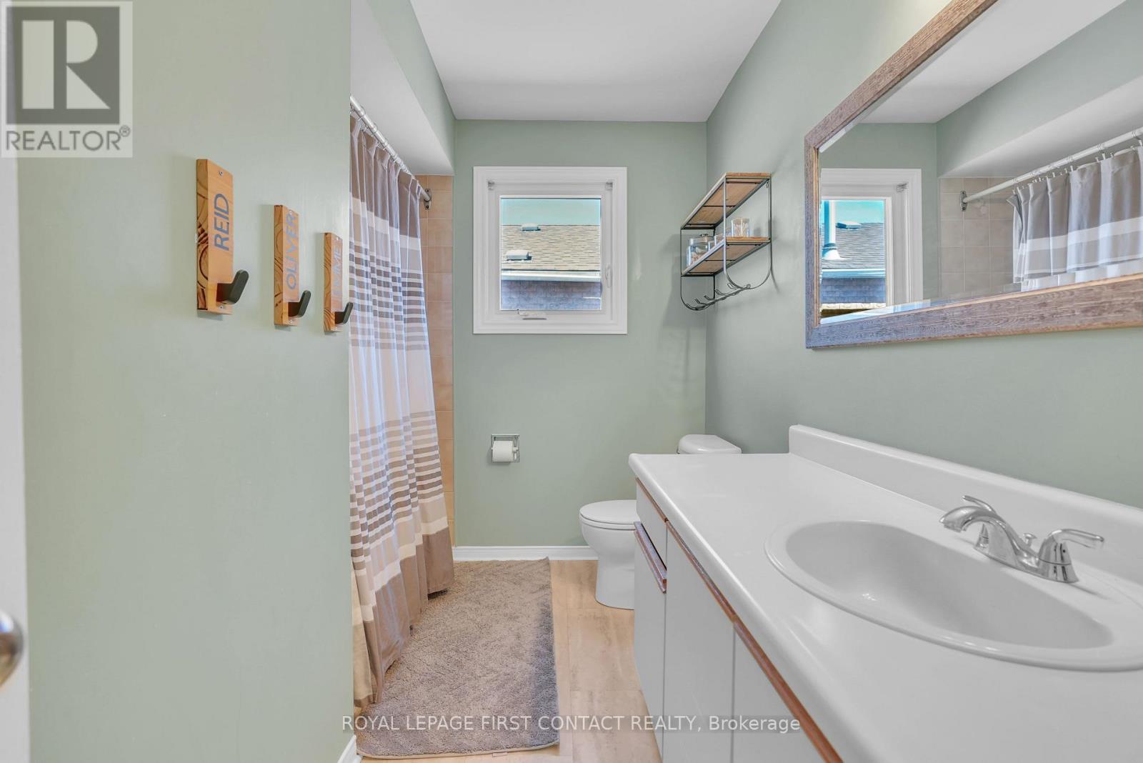 Photo 12 of 195 Billings Crescent, Newmarket ON