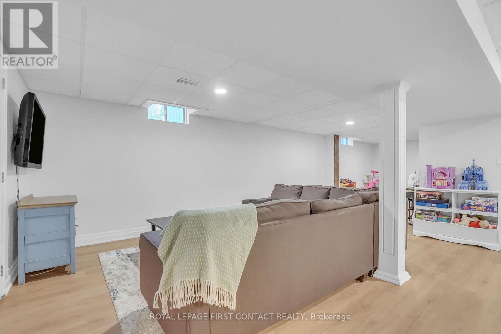 Photo 3 of 195 Billings Crescent, Newmarket ON