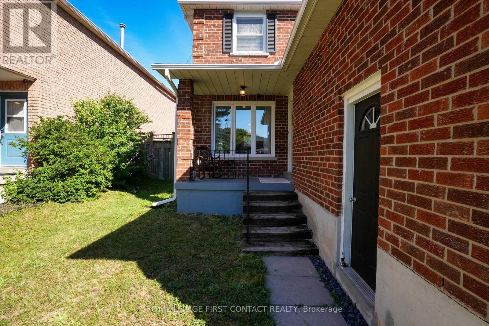 Photo 14 of 195 Billings Crescent, Newmarket ON