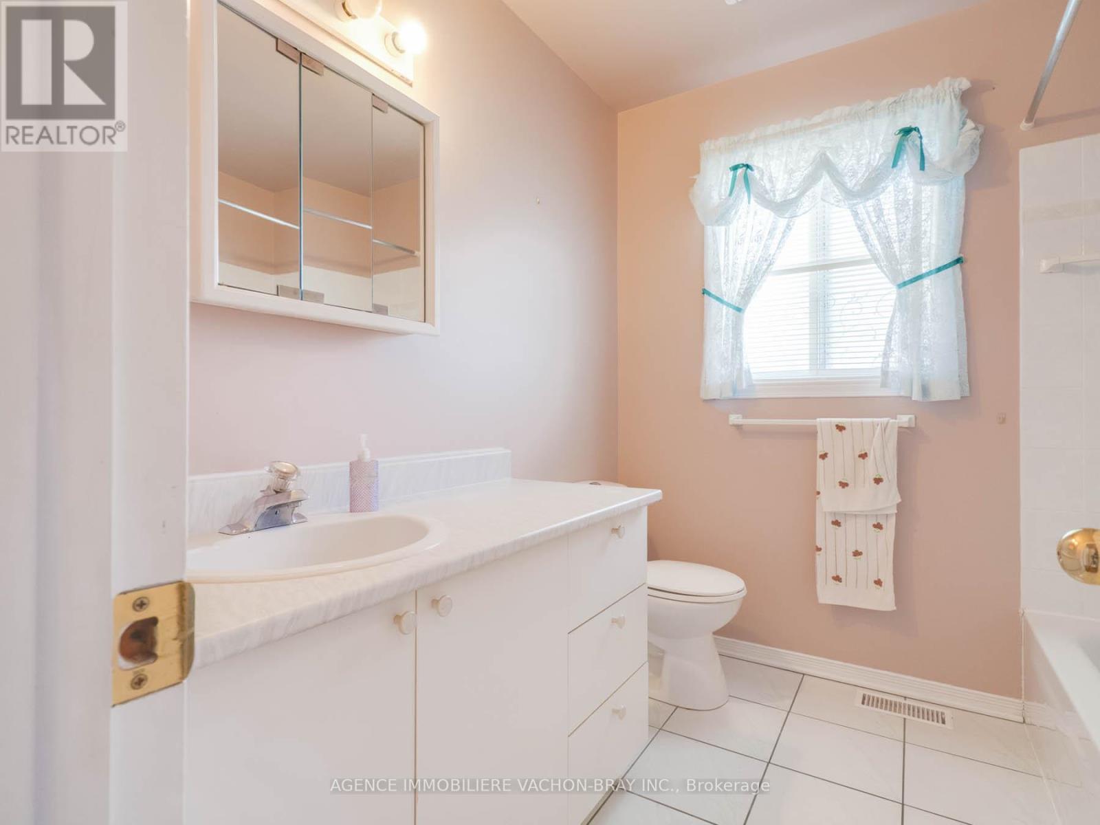Photo 12 of 53 Sandfield Avenue N, North Glengarry ON