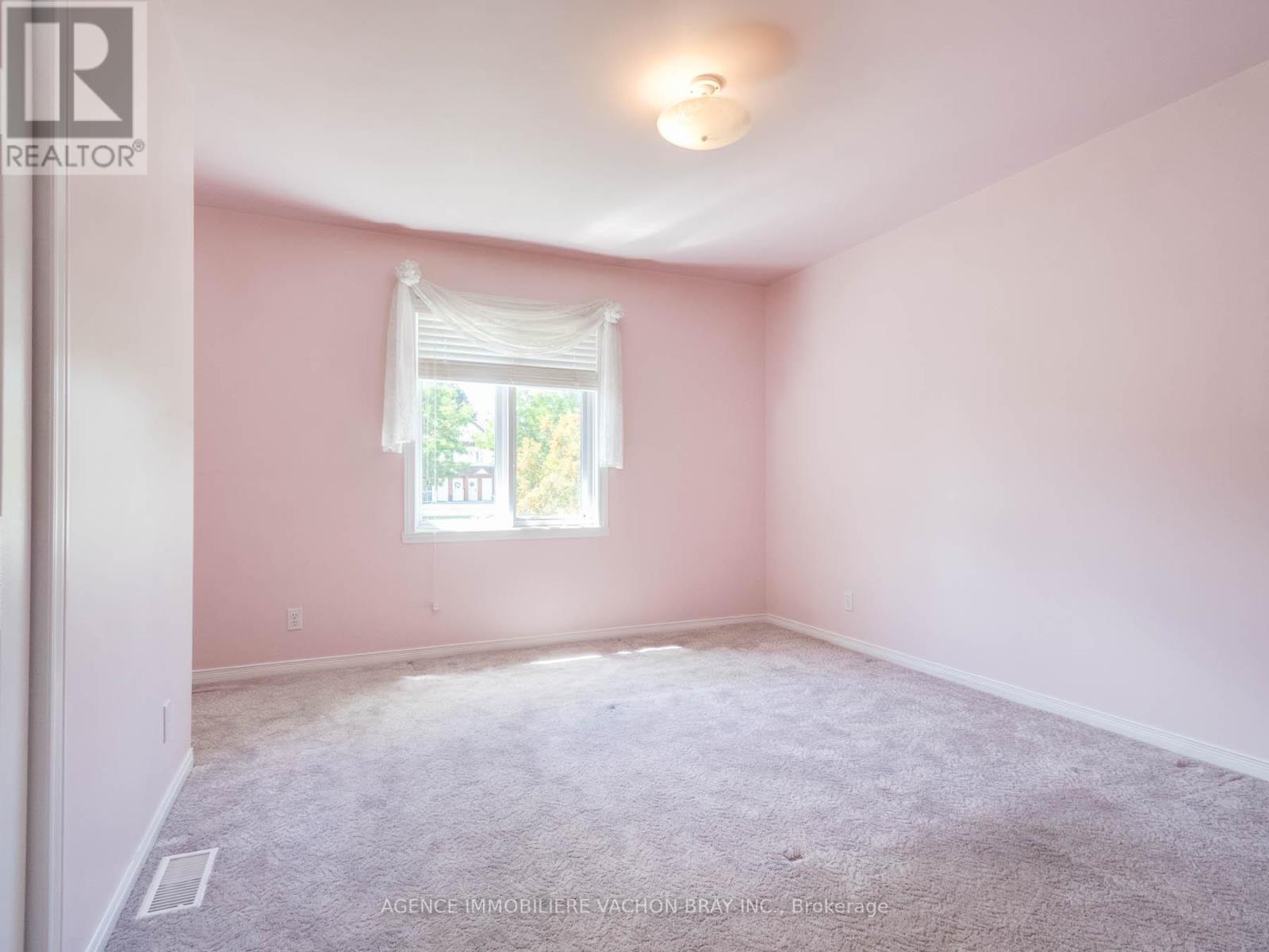 Photo 25 of 53 Sandfield Avenue N, North Glengarry ON