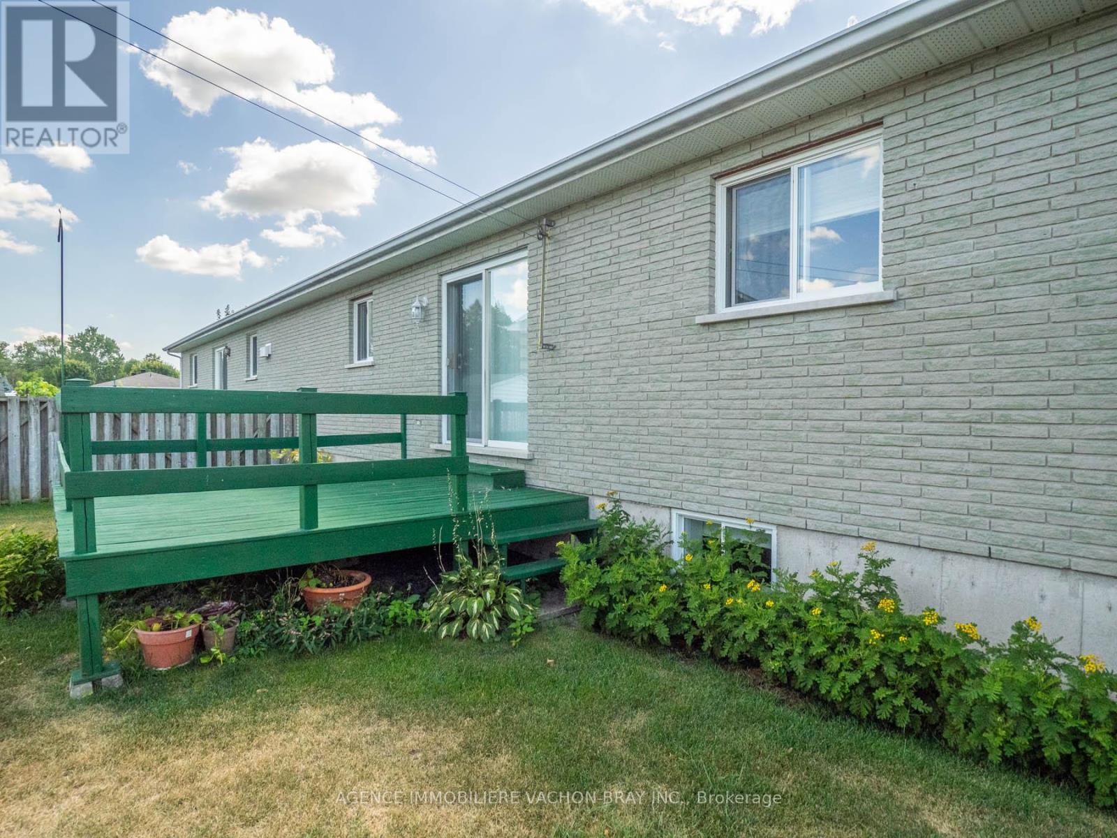 Photo 3 of 53 Sandfield Avenue N, North Glengarry ON