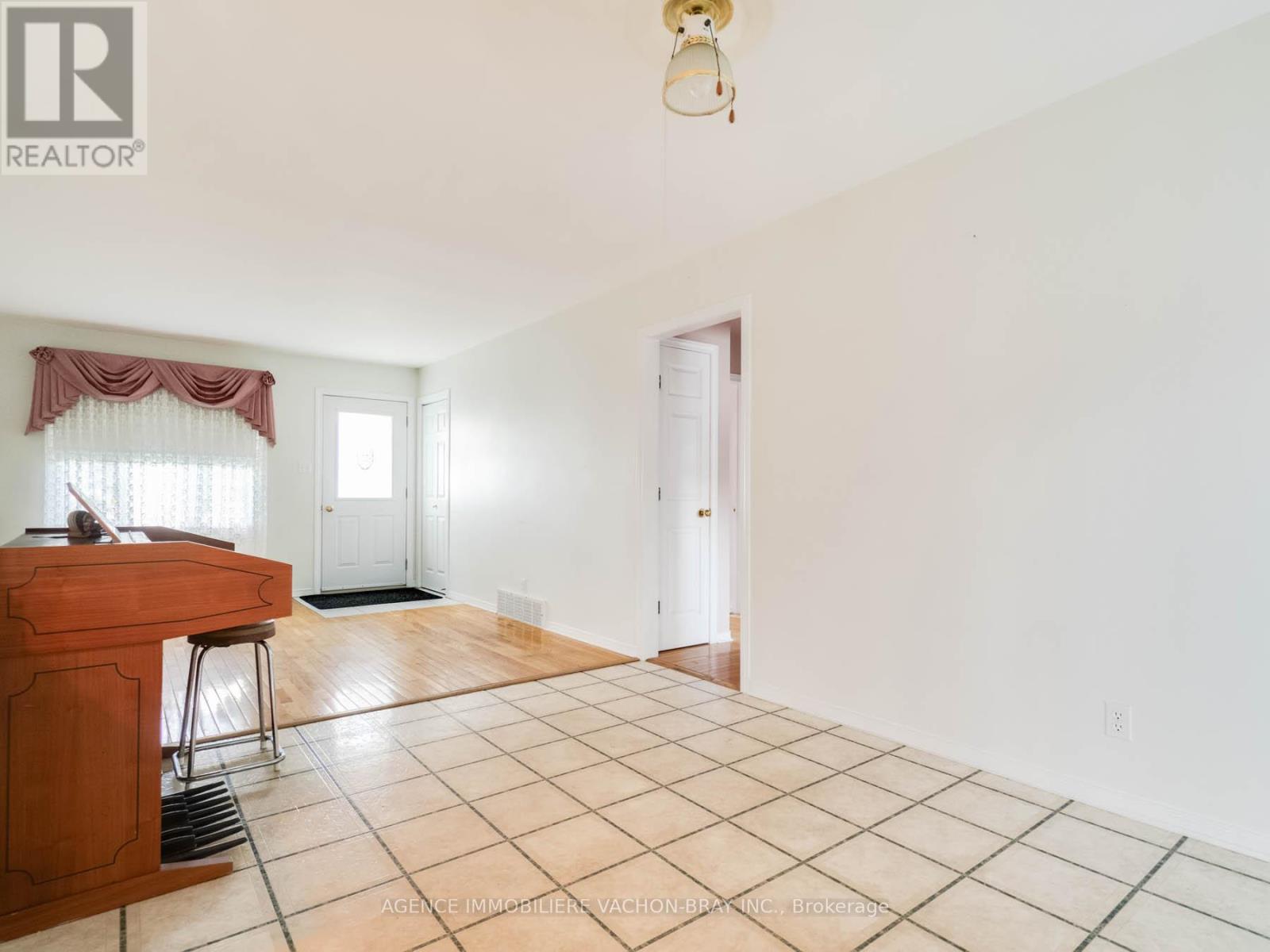Photo 6 of 53 Sandfield Avenue N, North Glengarry ON