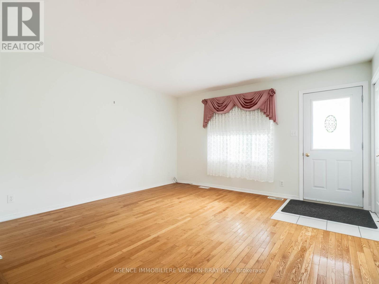 Photo 13 of 53 Sandfield Avenue N, North Glengarry ON