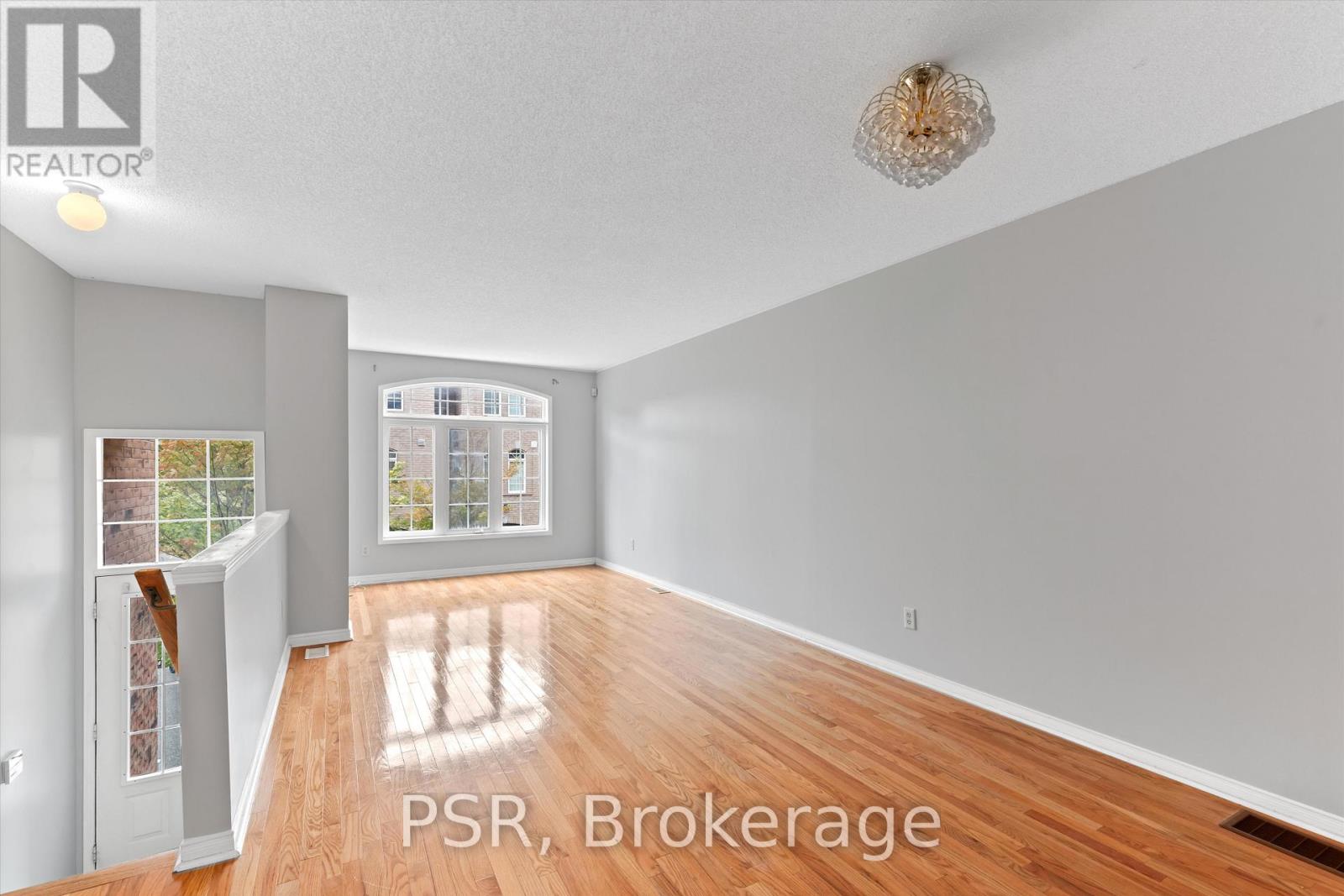 Photo 3 of 7125 Chatham Court, Mississauga ON