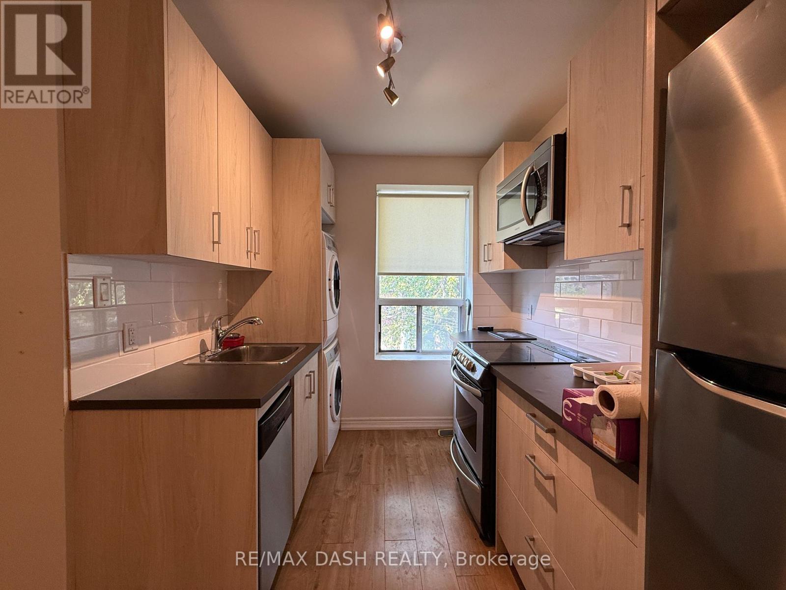 Photo 7 of Upper 2471 Dundas Street W, Toronto ON