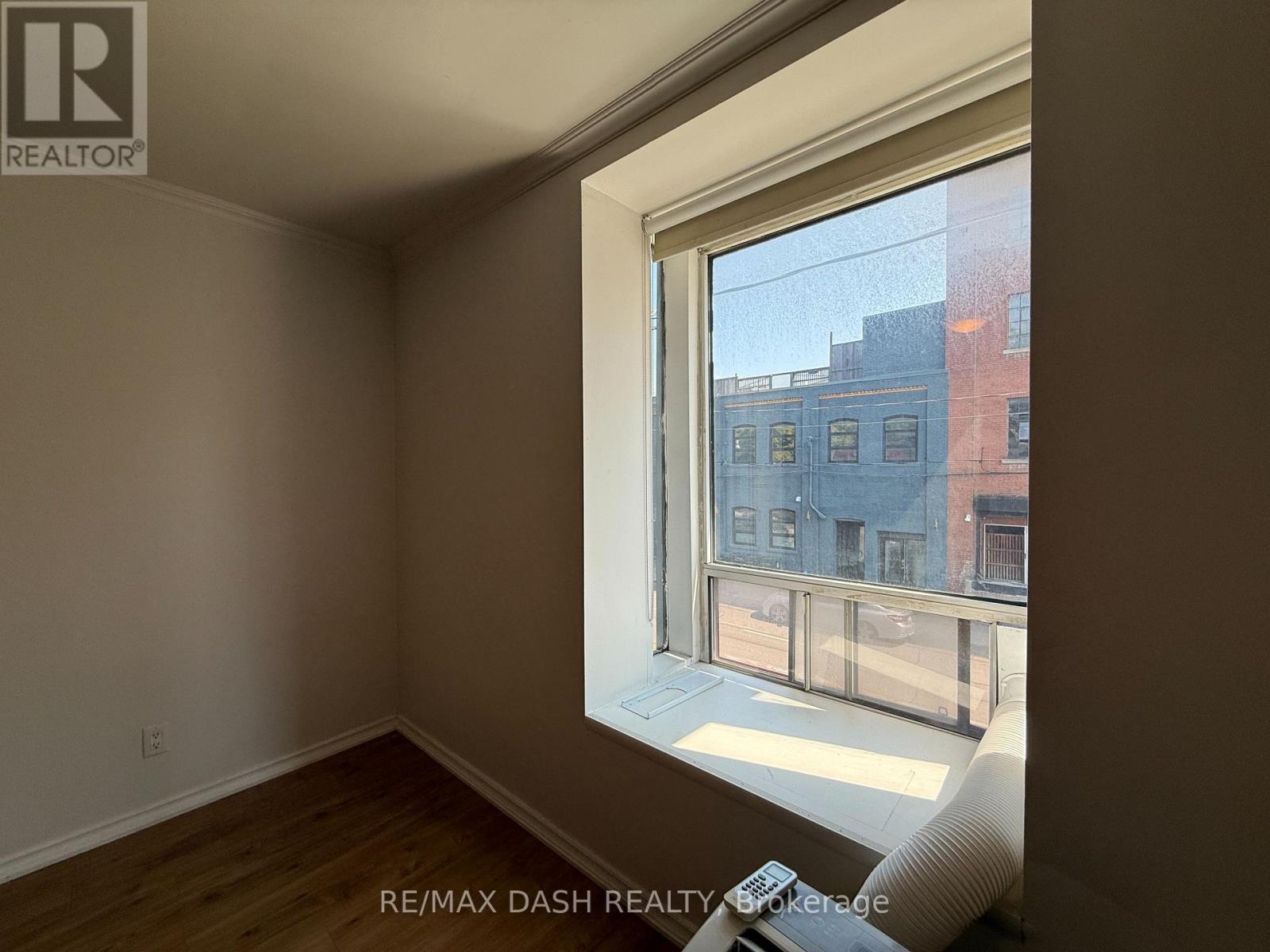 Photo 4 of Upper 2471 Dundas Street W, Toronto ON